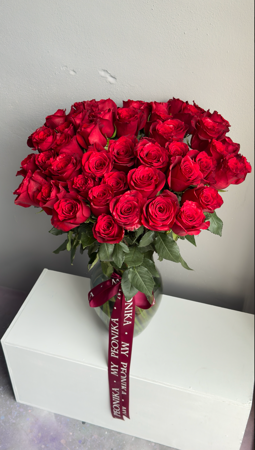 Bouquet in a vase “Red roses” - 50 roses