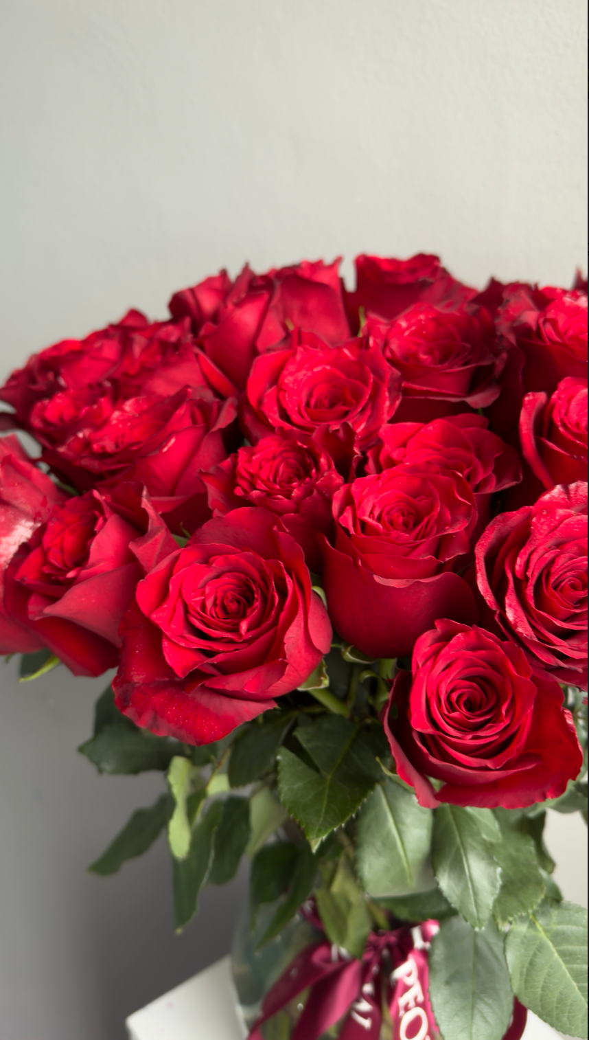 Bouquet in a vase “Red roses” - 50 roses