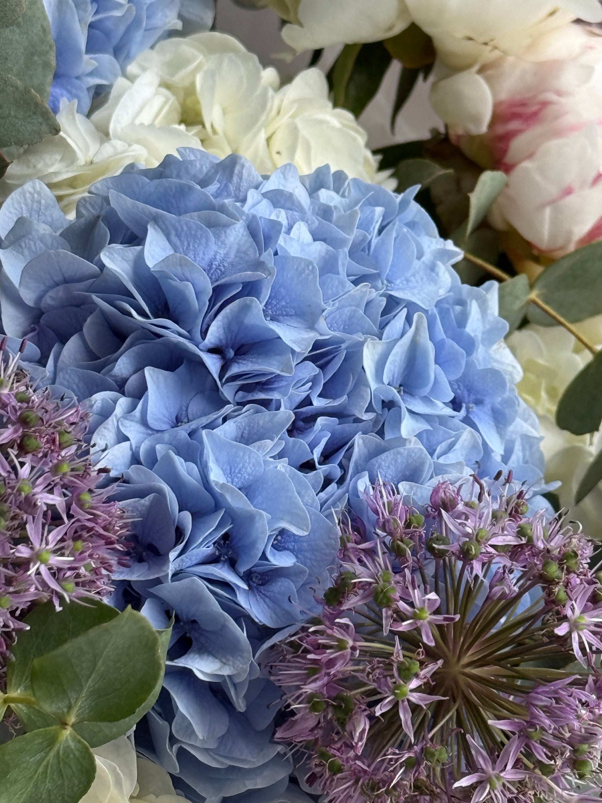 Bouquet “Cool Mum Club” – Peonies, hydrangeas, allium