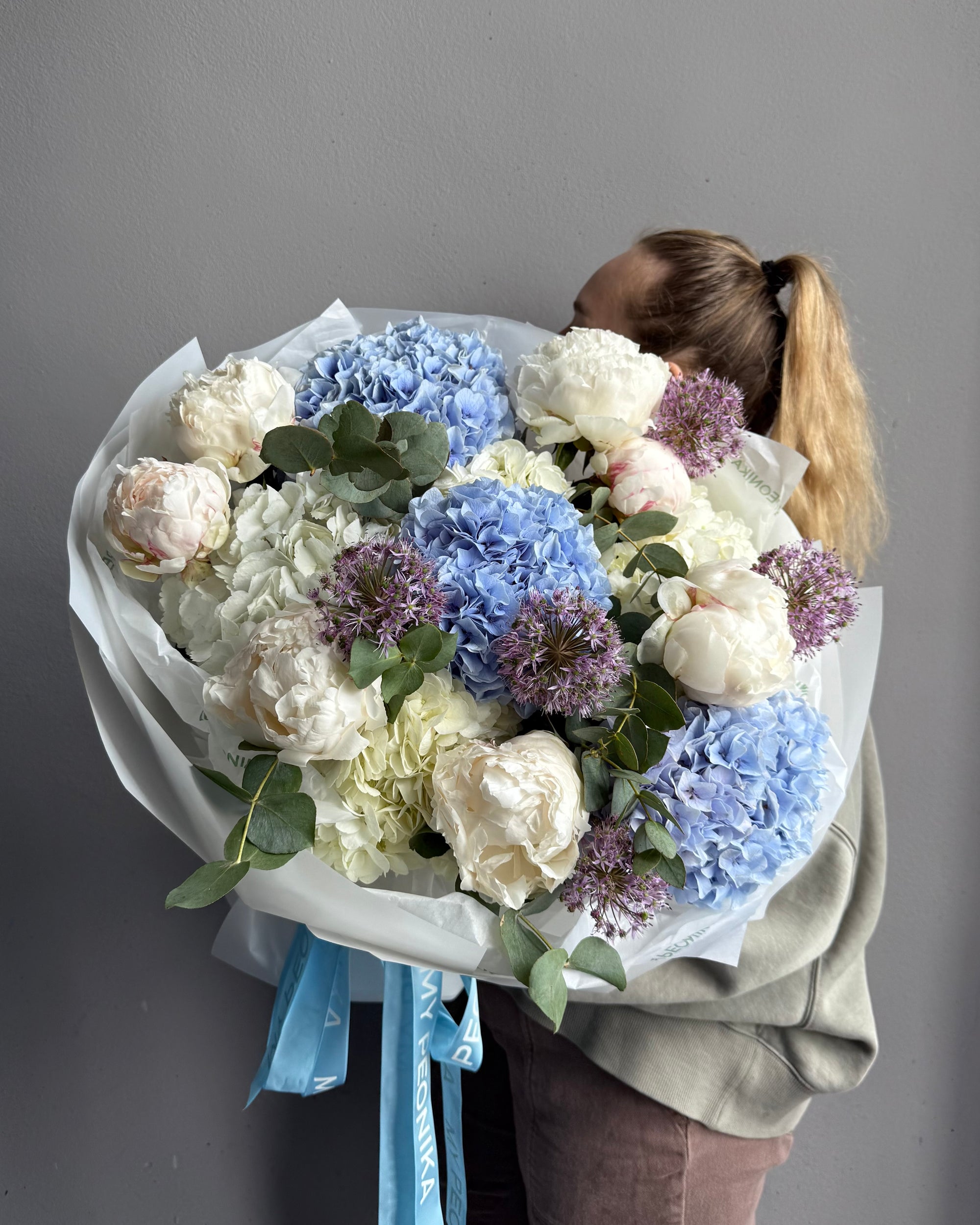 Bouquet “Cool Mum Club” – Peonies, hydrangeas, allium
