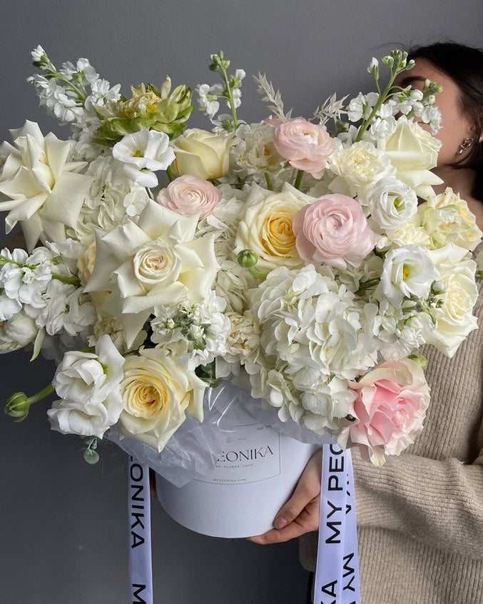 Flower Box “Miss Verona” - french roses, ranunculuses