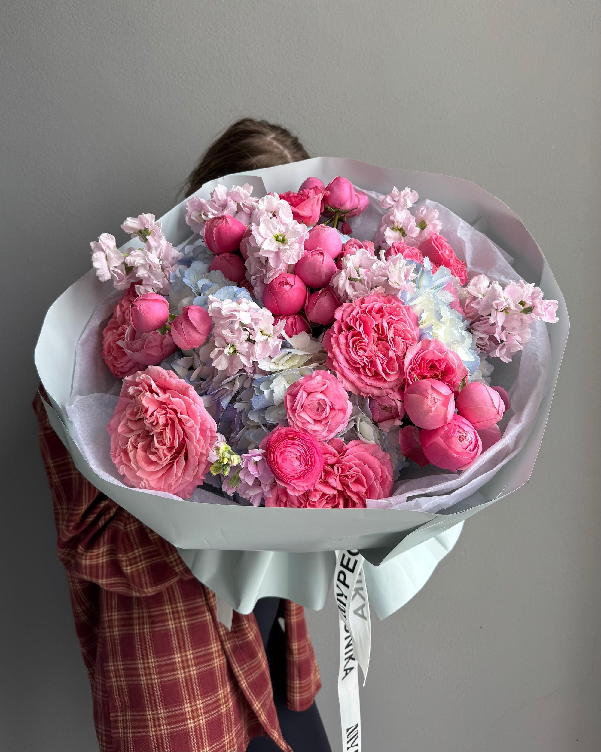Bouquet "Bubblegum Babe" - Garden roses, stock, hydrangeas, ranunculus