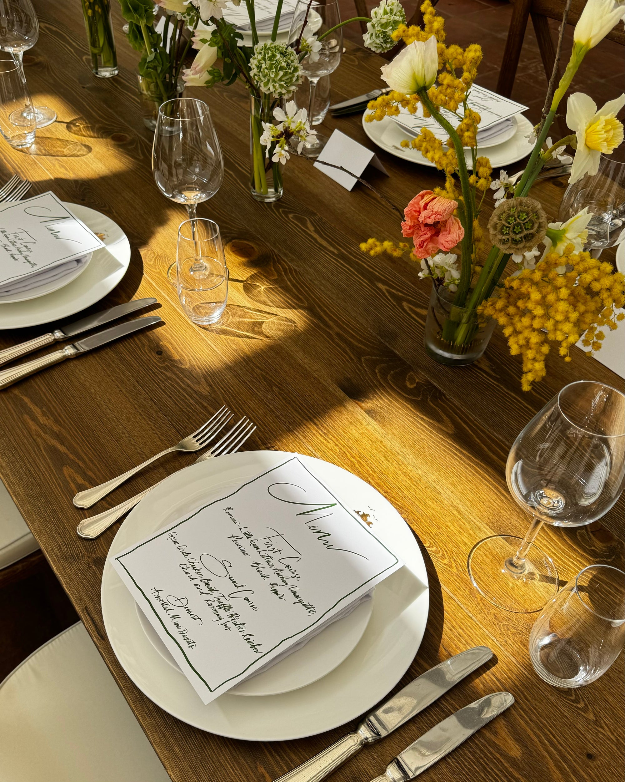 Table set of bud vases