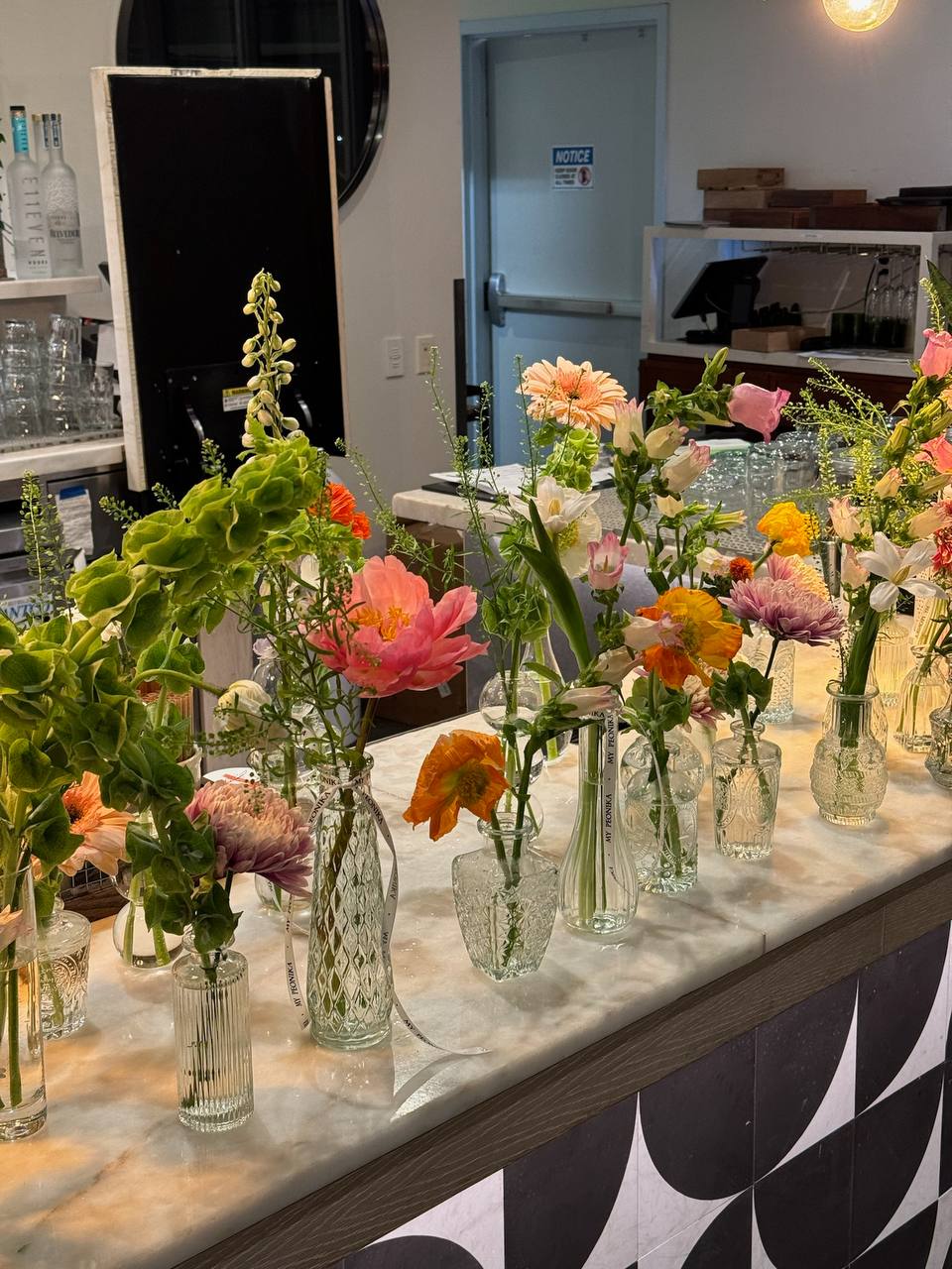 Table set of bud vases