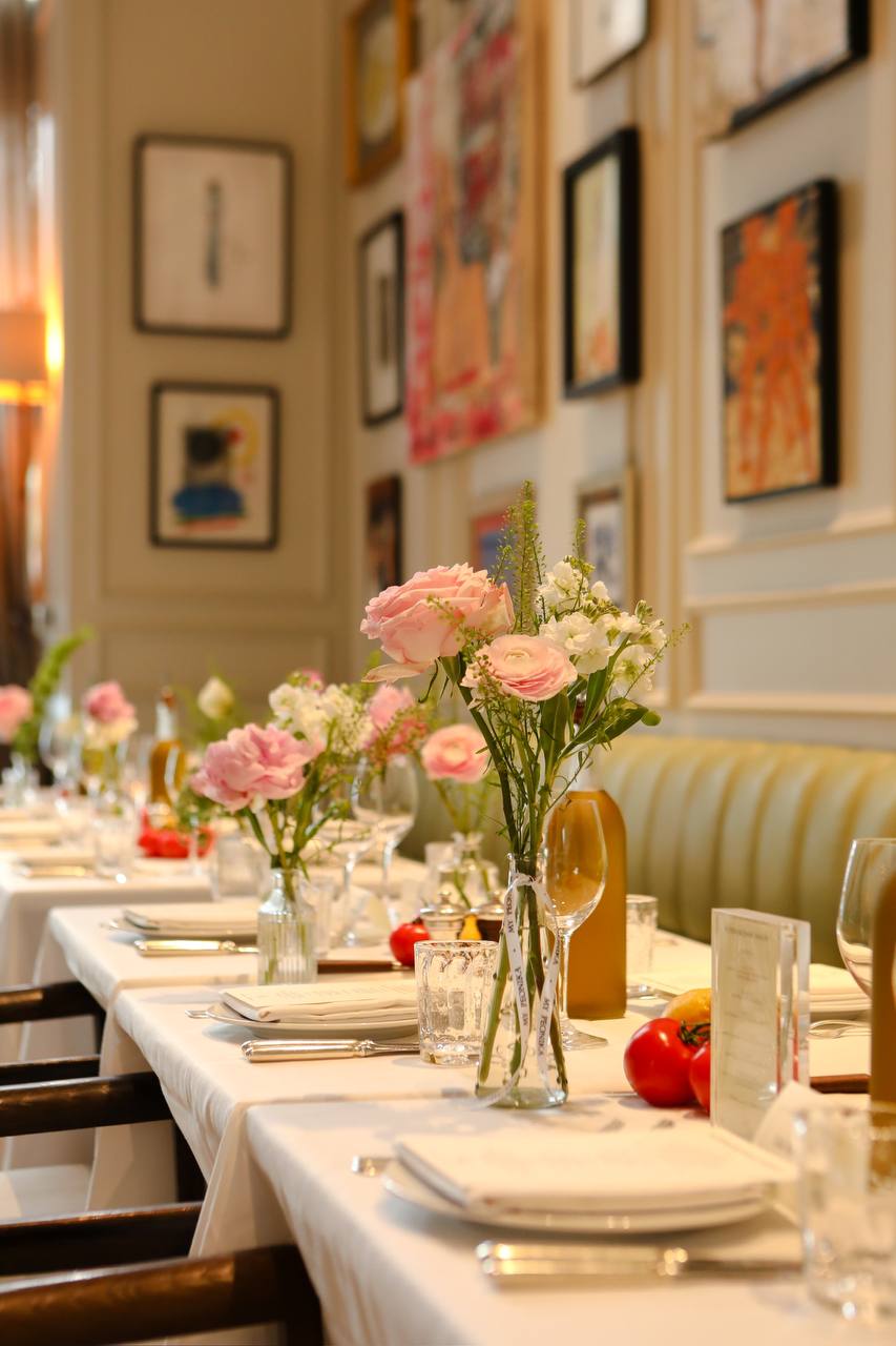 Table set of bud vases
