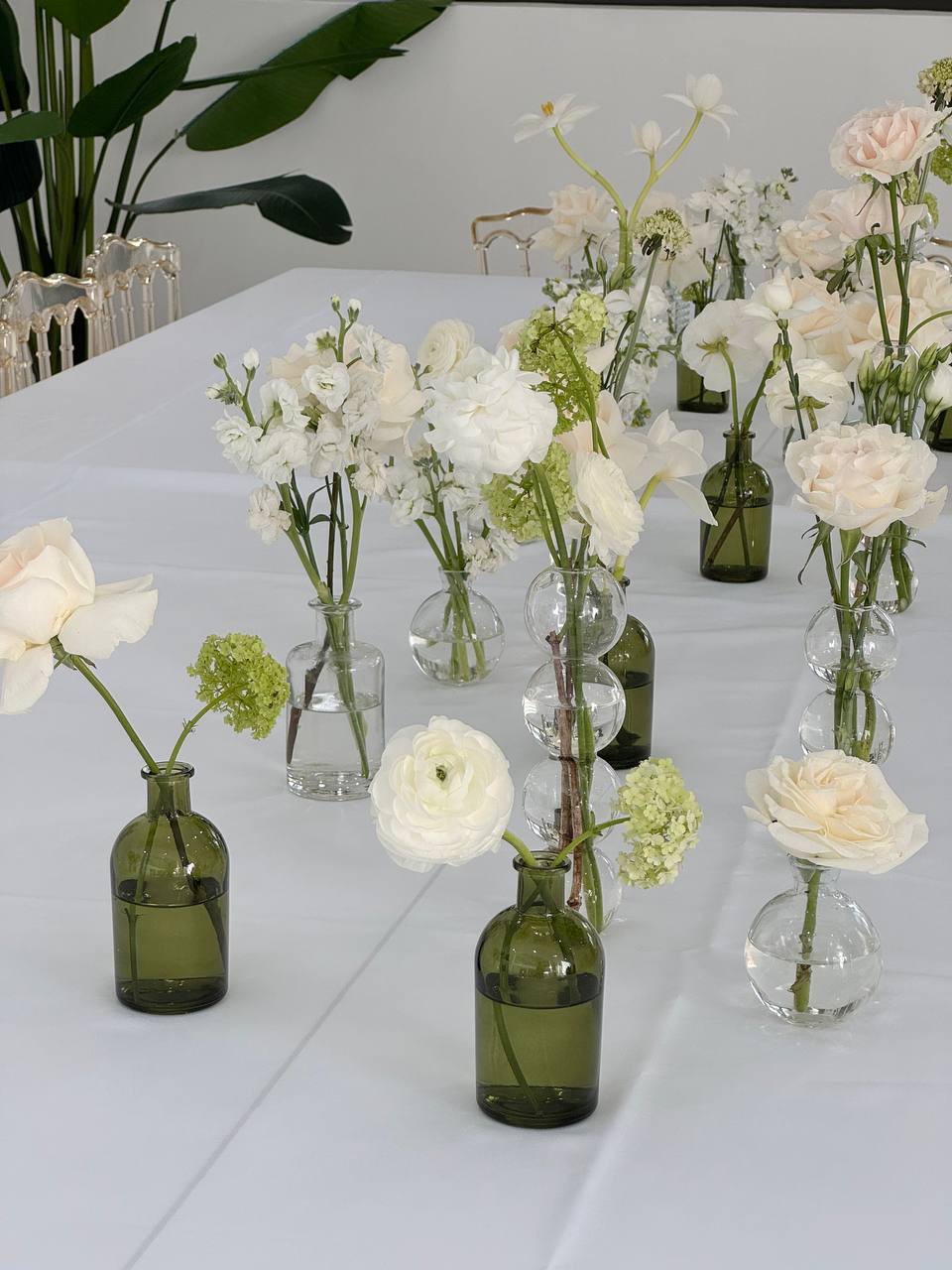 Table set of bud vases