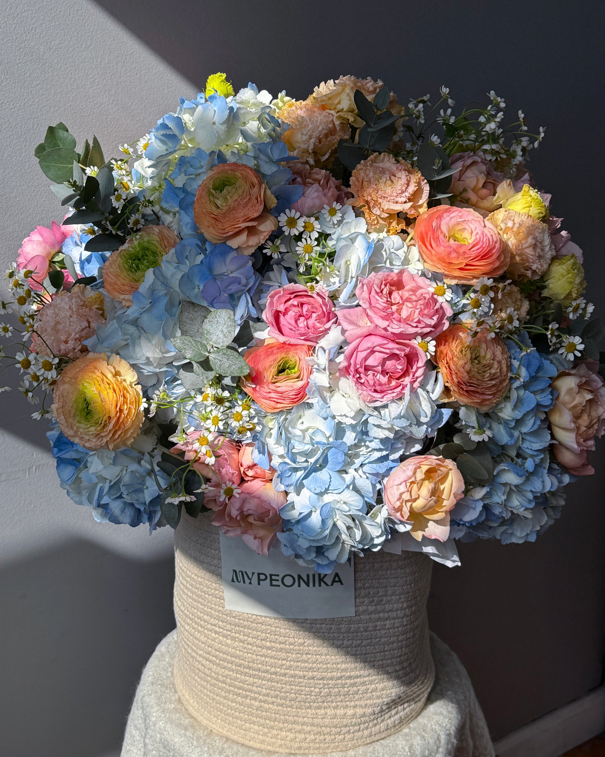 Basket "Big Bloom Energy" - Ranunculus, hydrangeas, roses