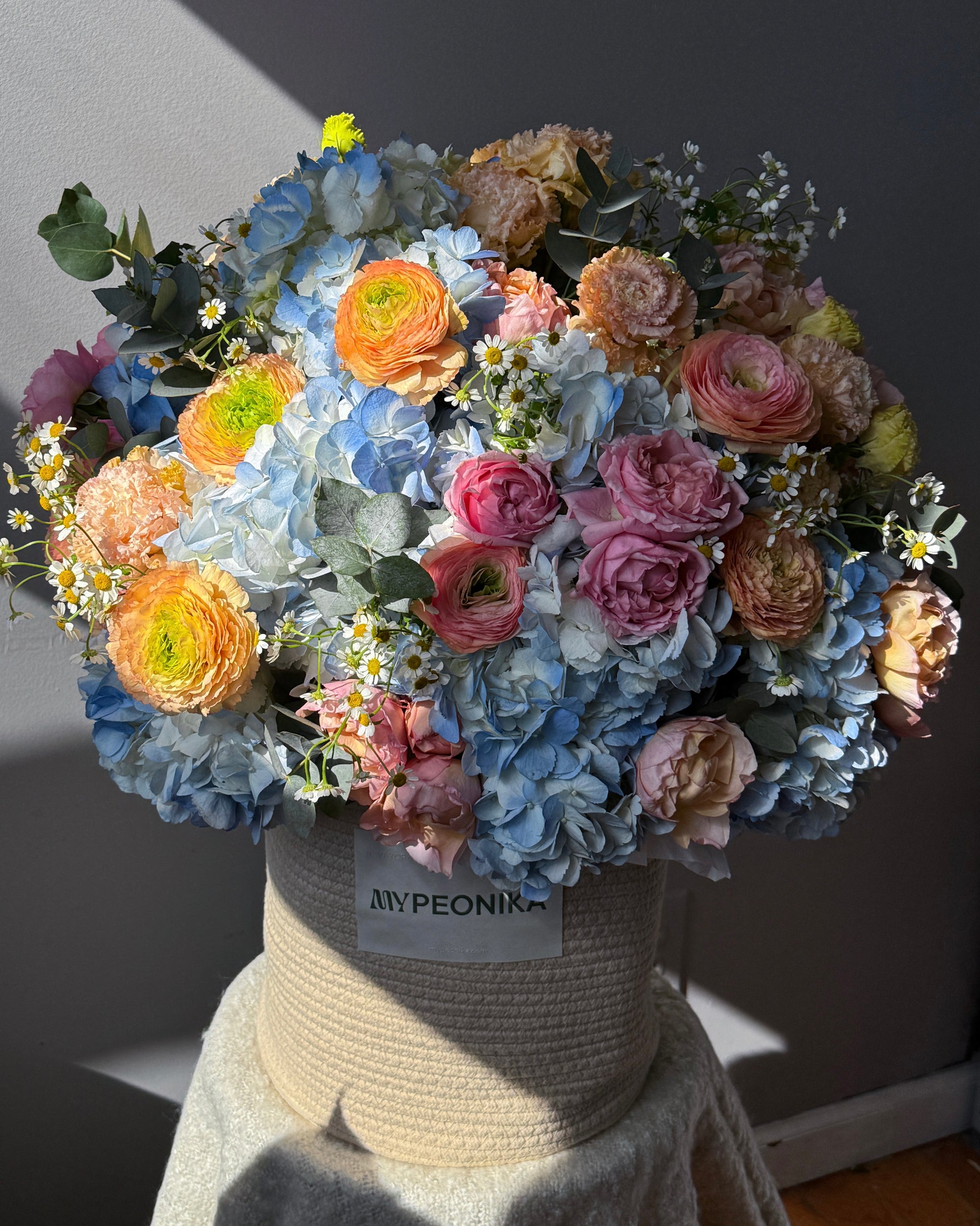 Basket "Big Bloom Energy" - Ranunculus, hydrangeas, roses