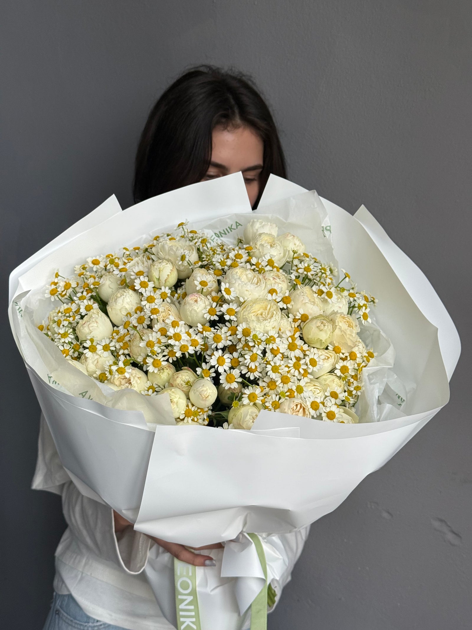 Bouquet “The Happy Bunch” — garden spray roses, chamomile