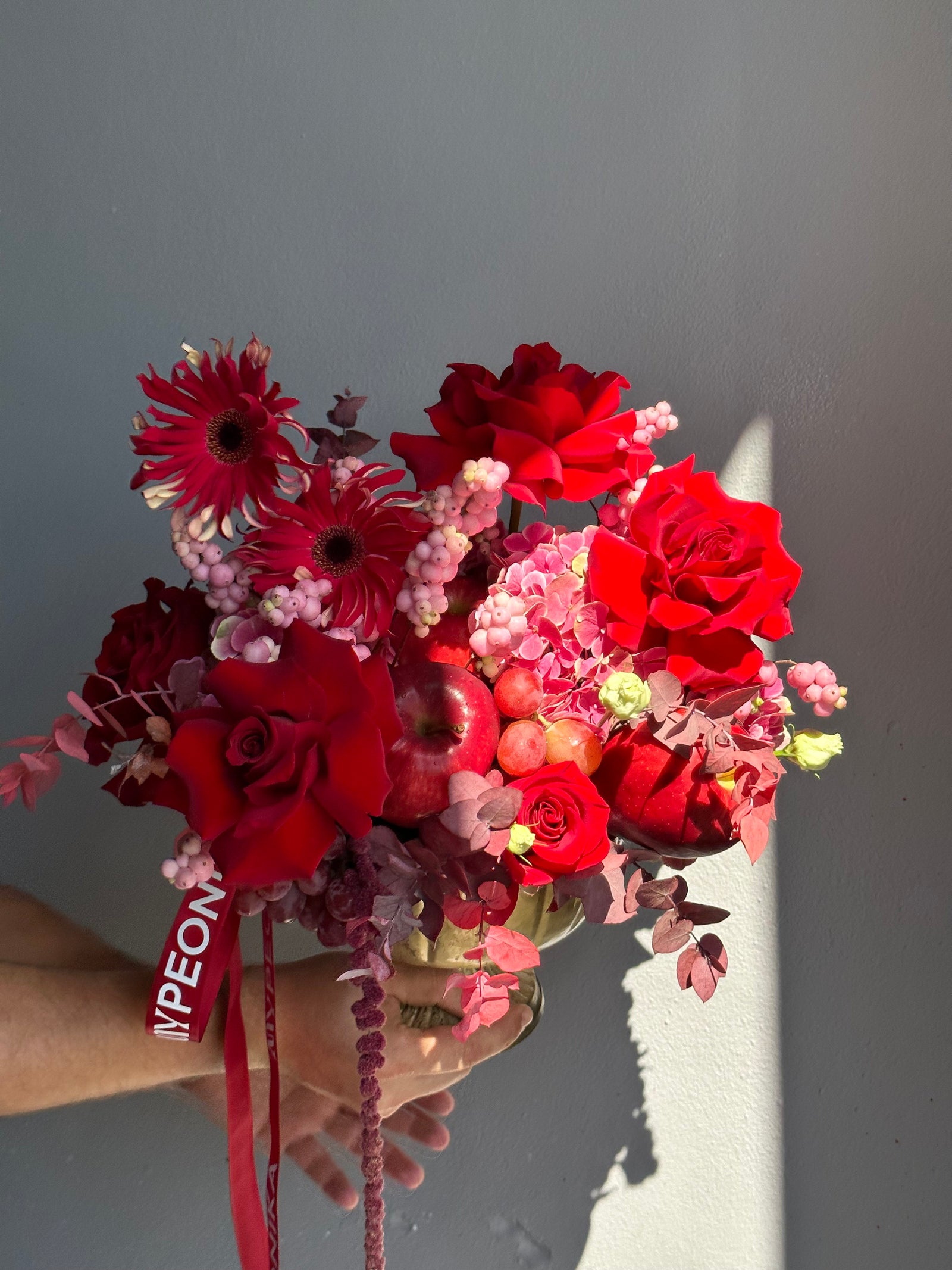 Flower arrangement “Red Apple” in the golden vase