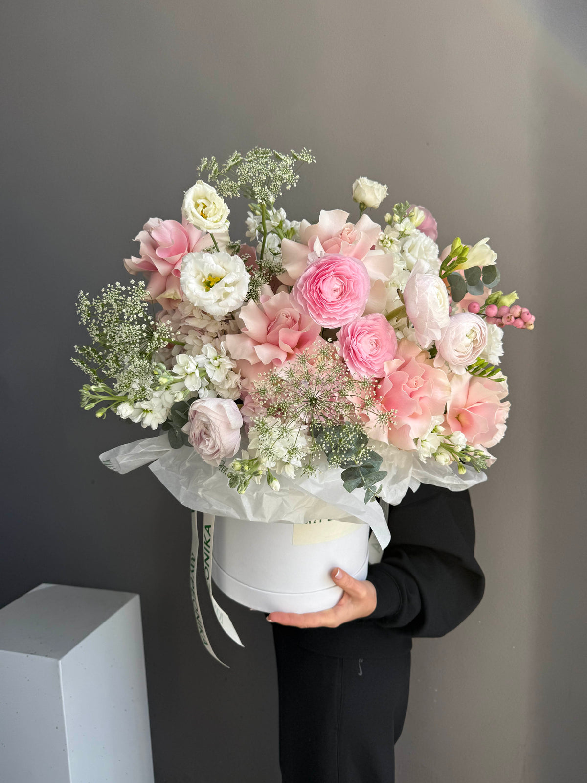 Flower Box "Blooming Éclair" - Ranunculus, French roses