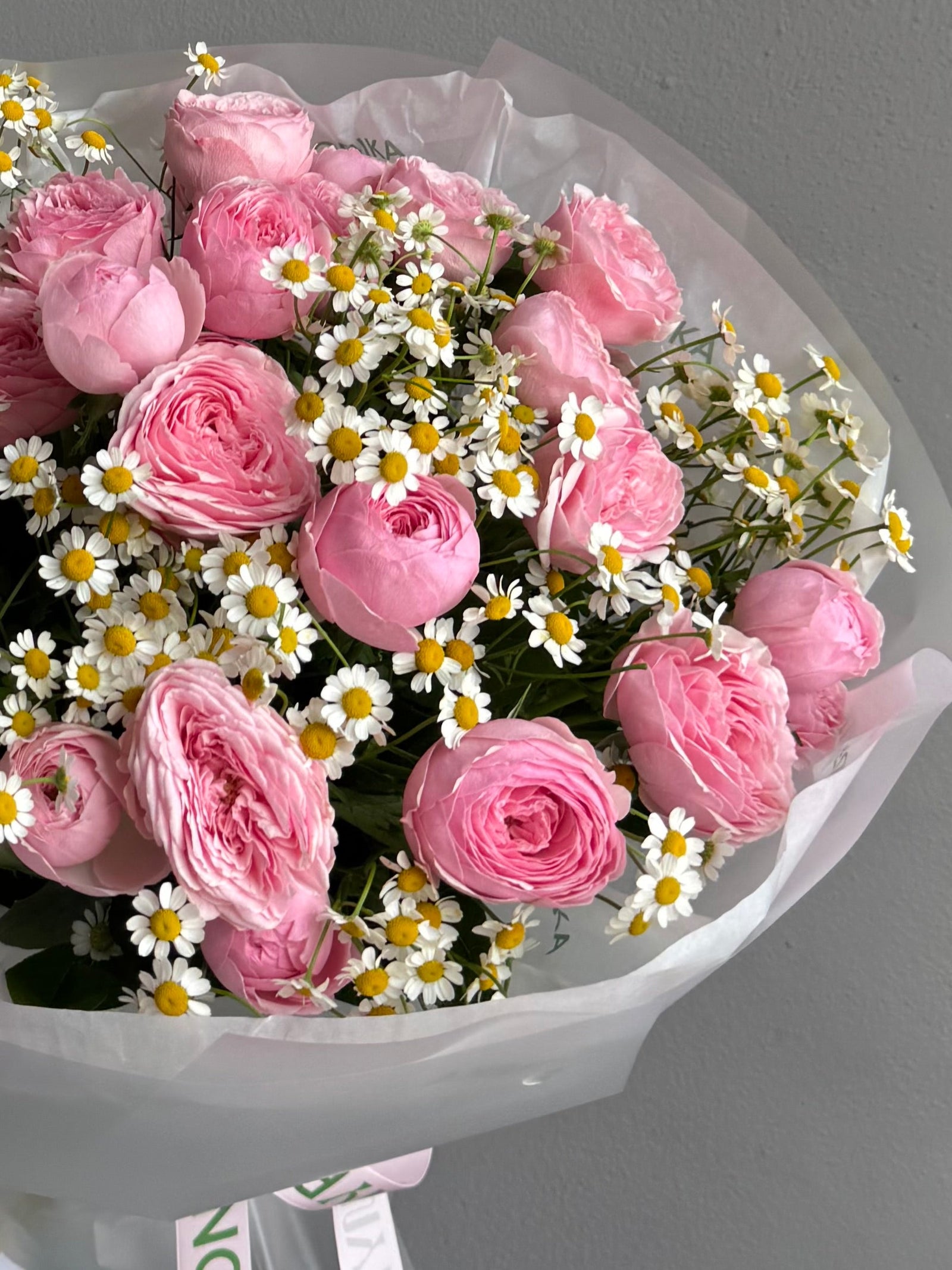 Bouquet “Daisy Baby” — roses, chamomile