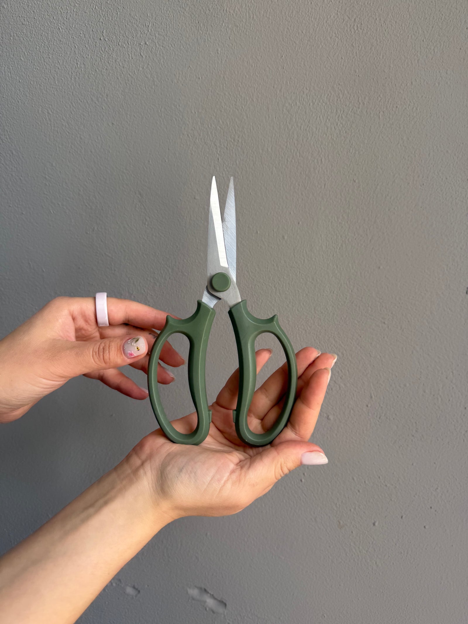 Floral Scissors — pink / green