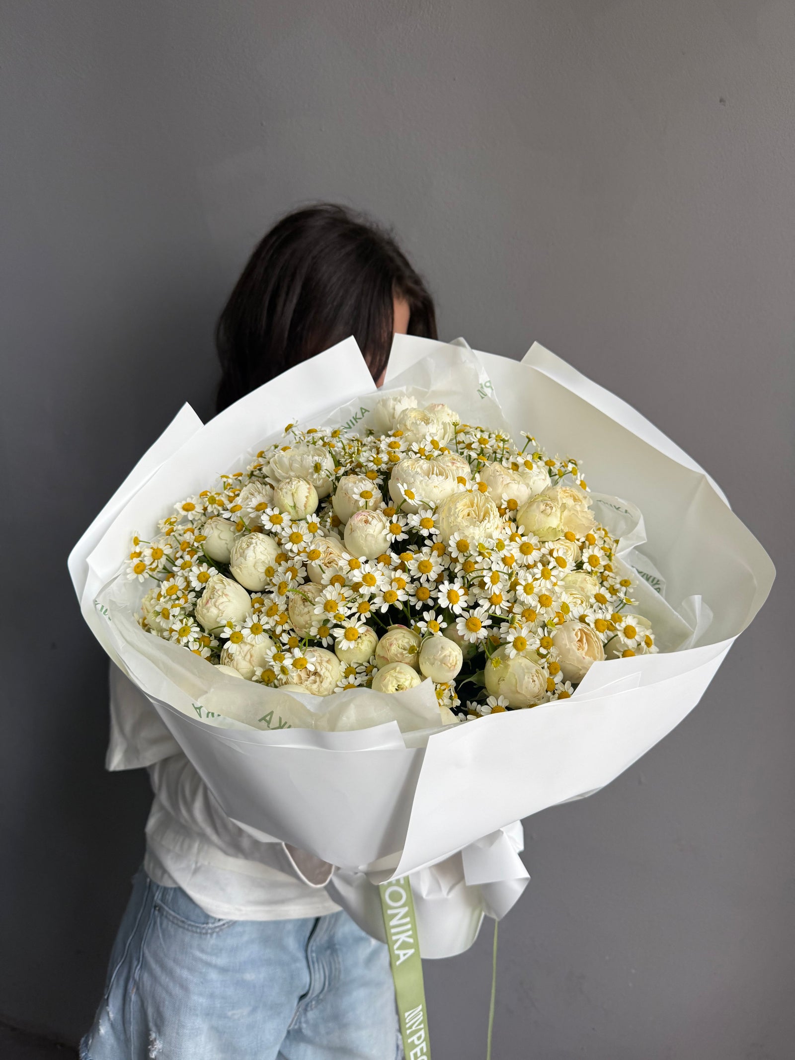 Bouquet “The Happy Bunch” — garden spray roses, chamomile