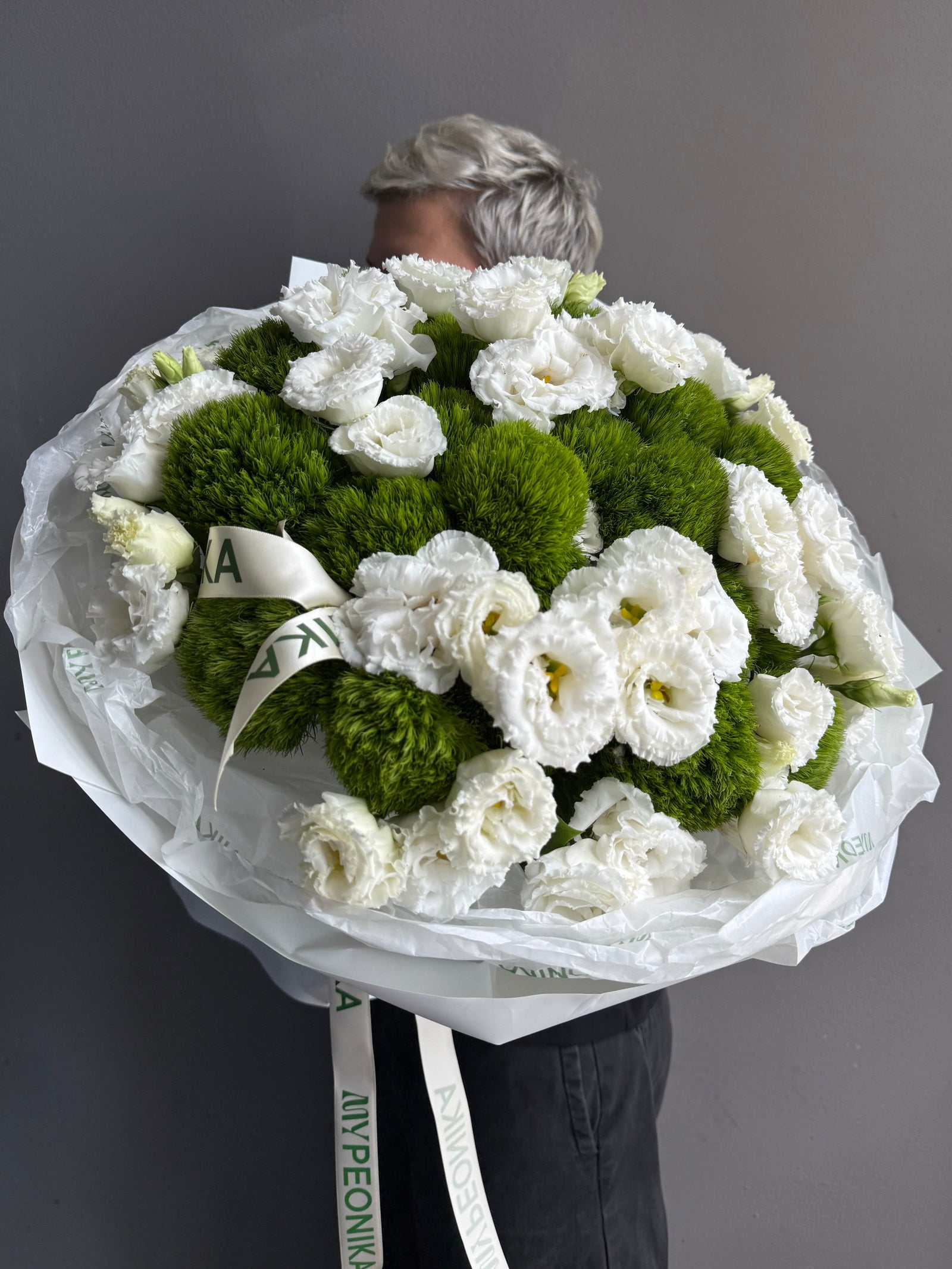 Bouquet “The Icon” — Lisianthus, Green Trick dianthus
