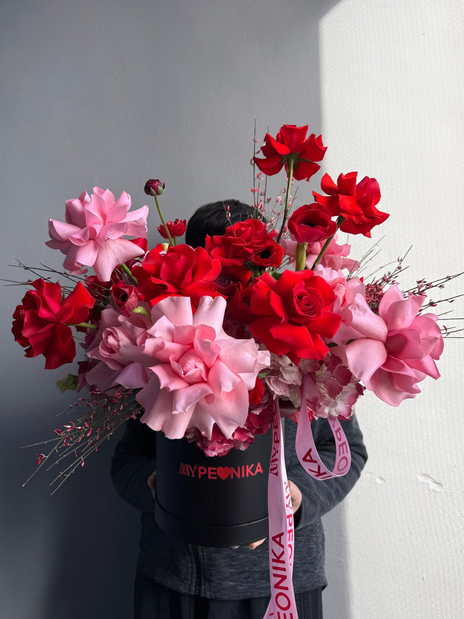Valentine’s Box “Flirt &amp; Fire” — French roses, anemones, genista