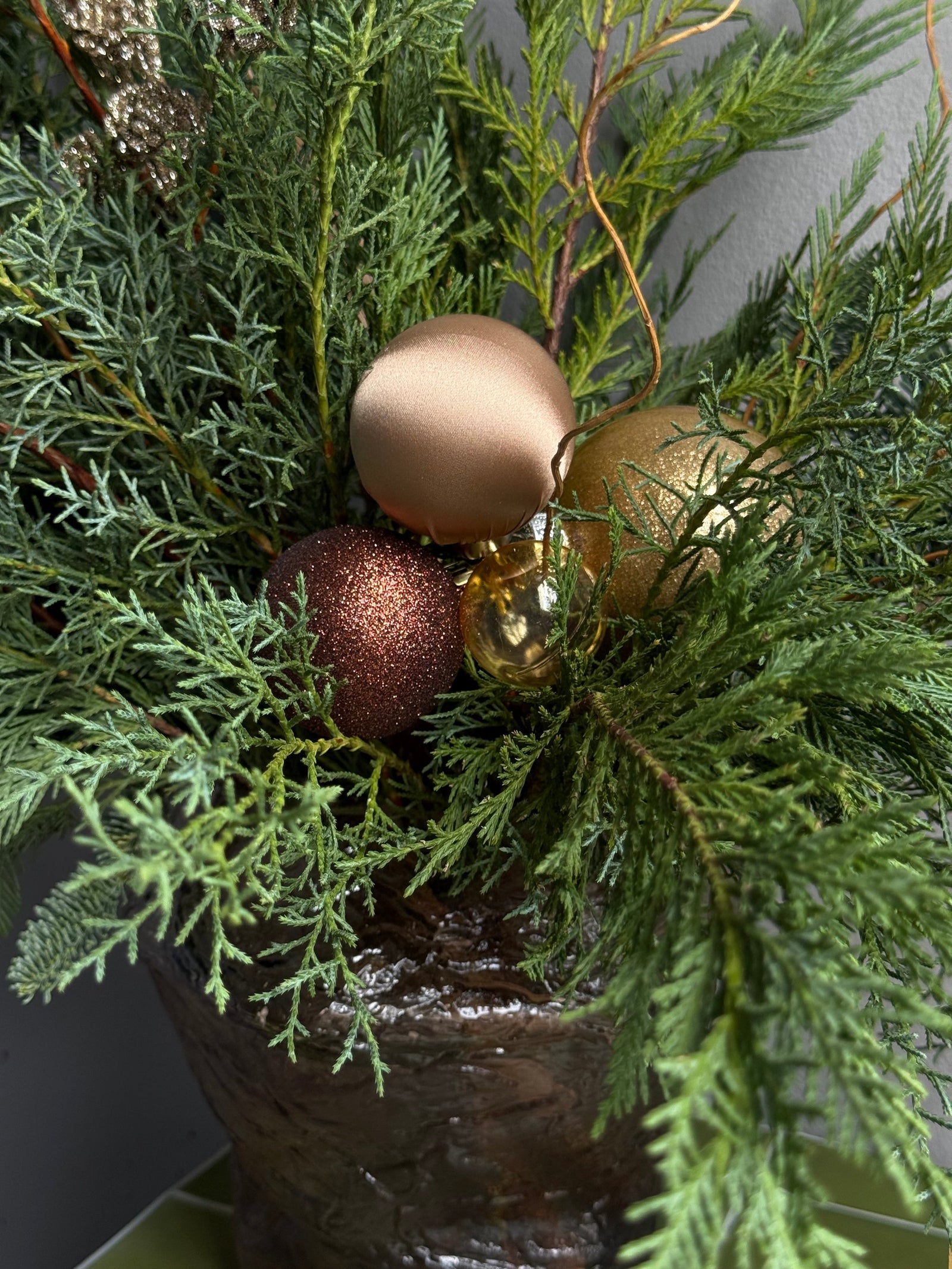 Christmas Arrangement in a Vase “Honey Baby”