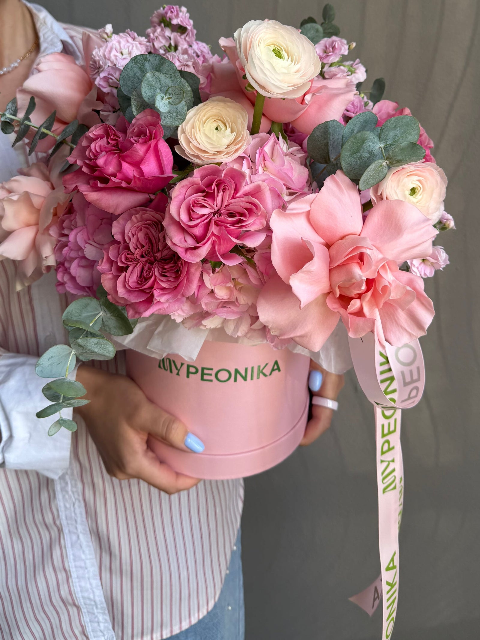 Flower Box “Tender Habit” — stock, roses, eucalyptus