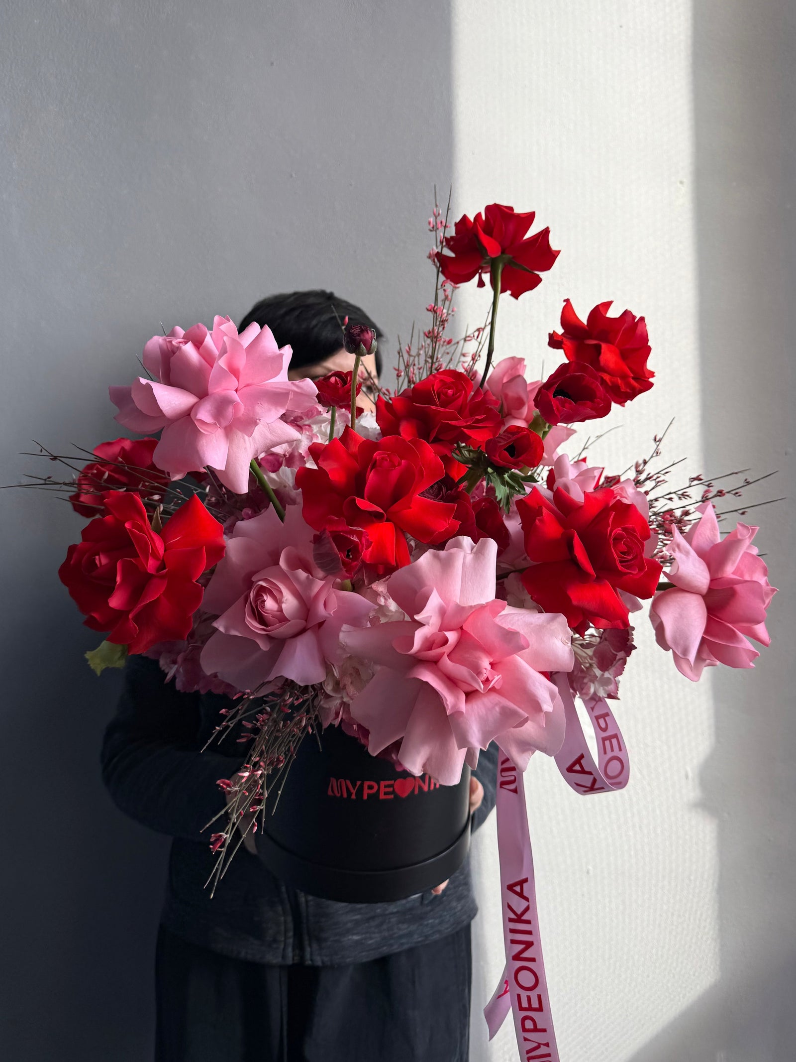 Valentine’s Box “Flirt &amp; Fire” — French roses, anemones, genista
