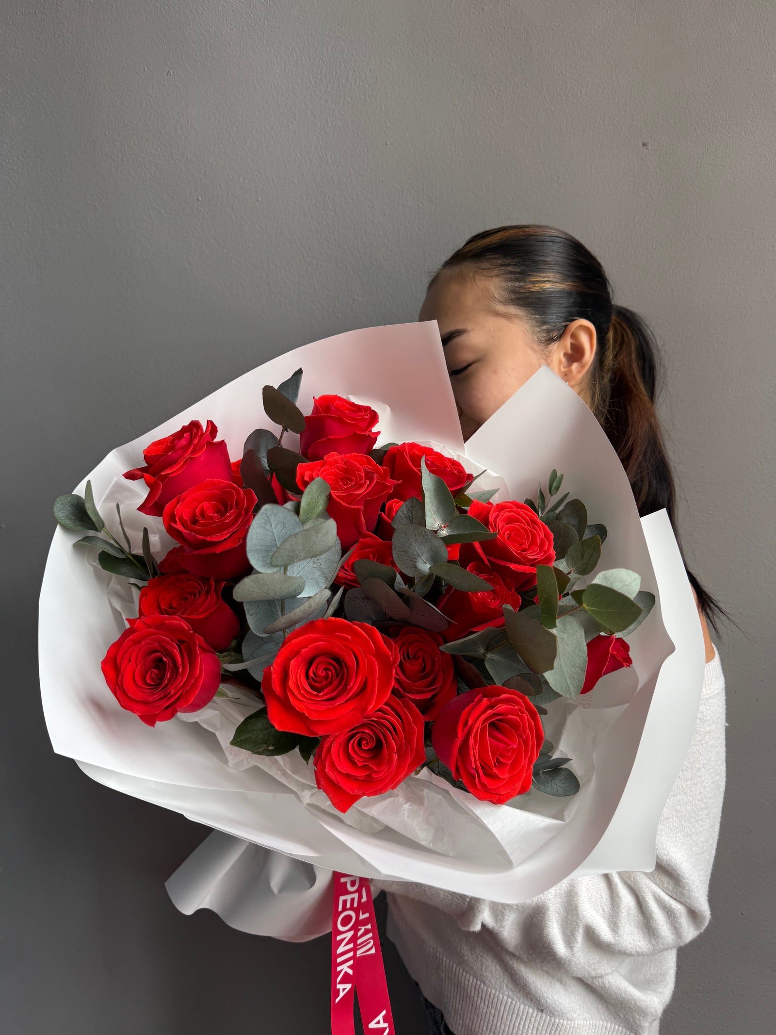 Bouquet “Red Nina” — roses, eucalyptus