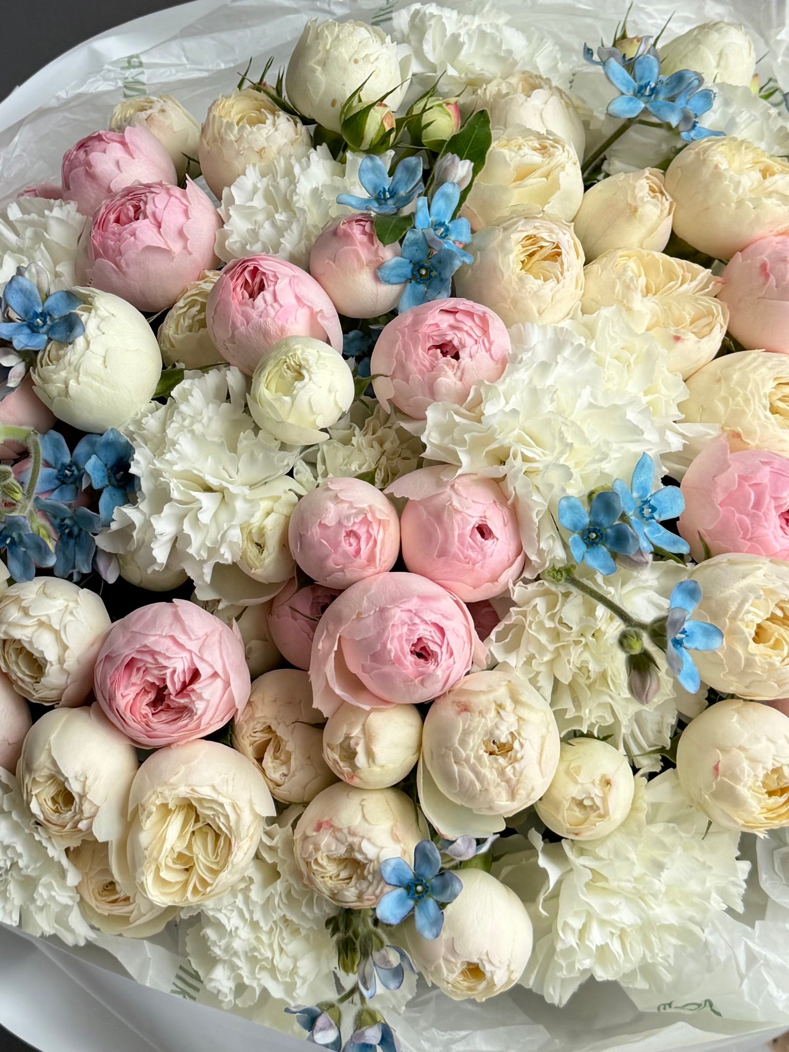 Bouquet “Thinking of You” — garden spray roses, dianthus, oxypetalum