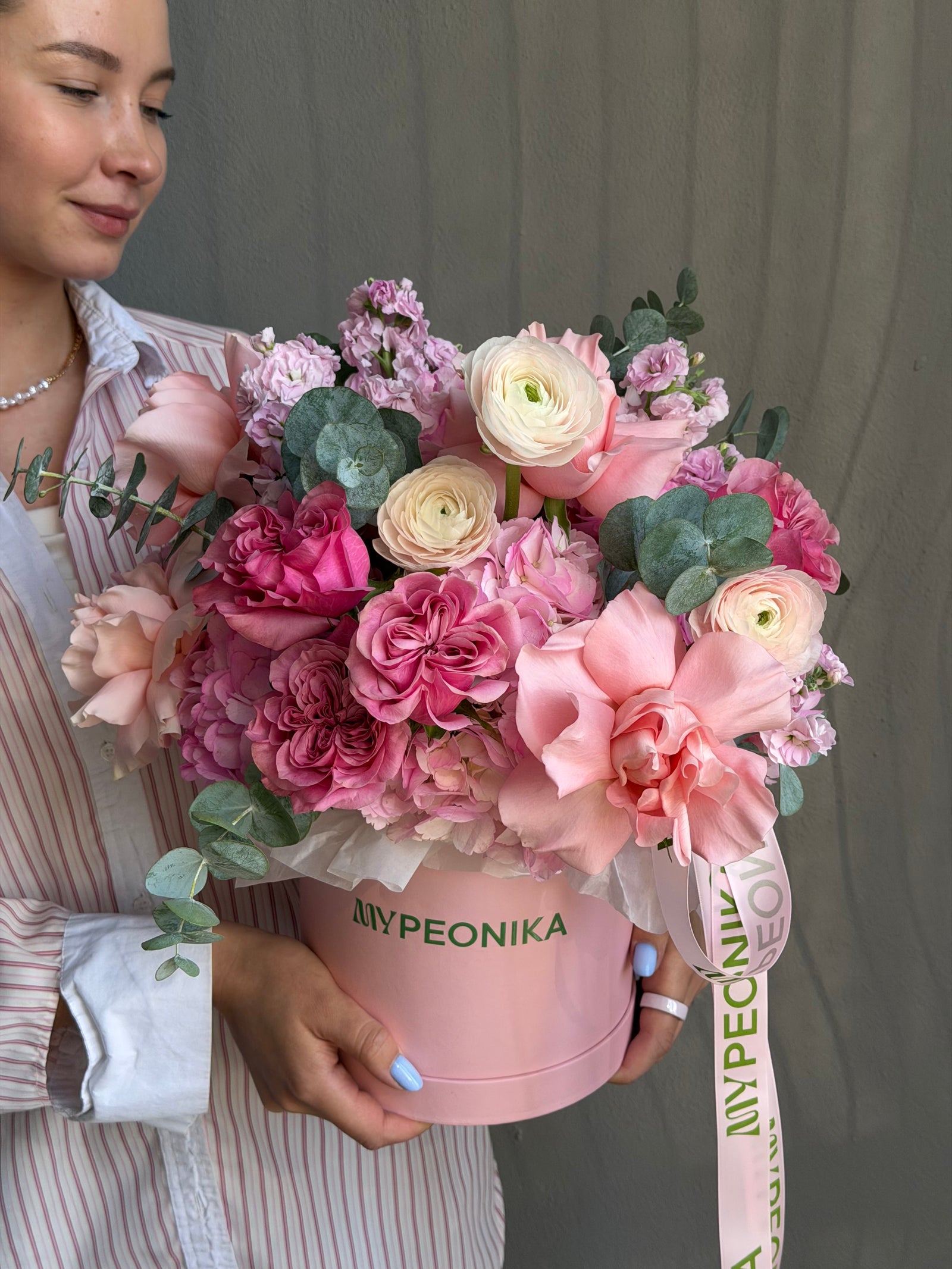 Flower Box “Tender Habit” — stock, roses, eucalyptus