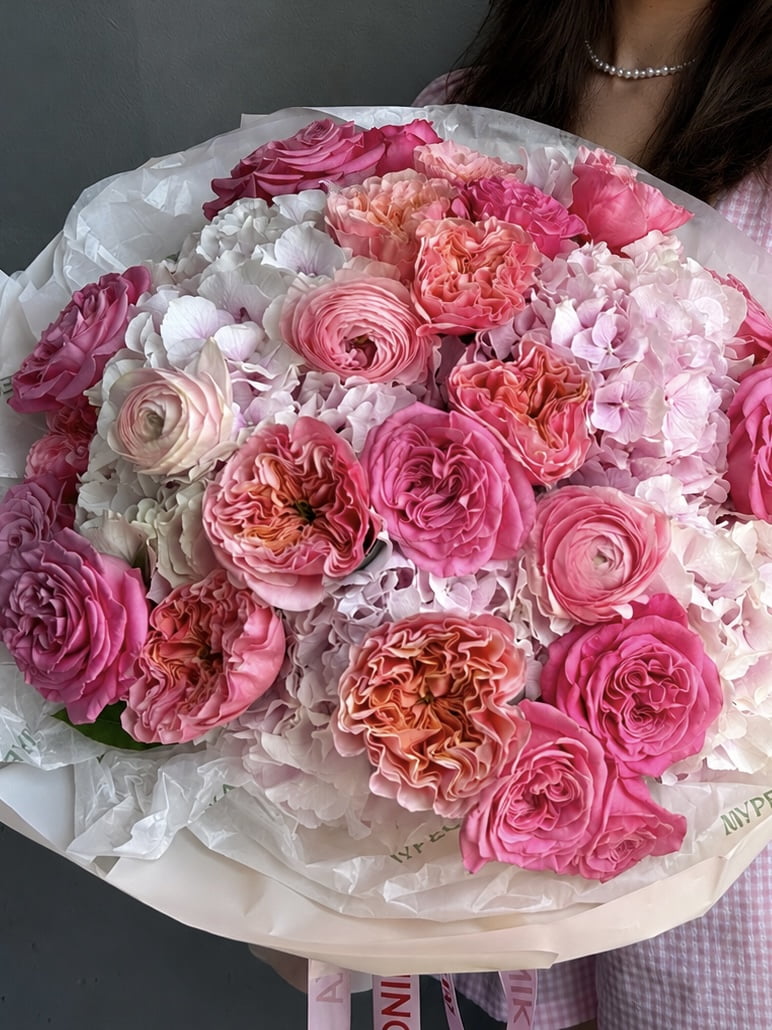 Bouquet “Too Pretty to Ignore” — hydrangeas, roses, peonies