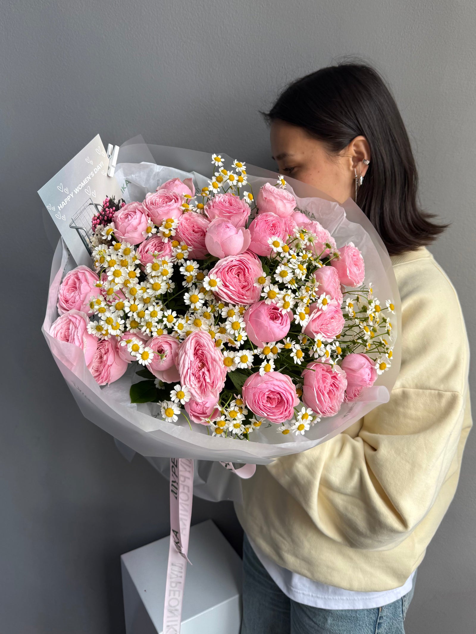 Bouquet “Daisy Baby” — roses, chamomile