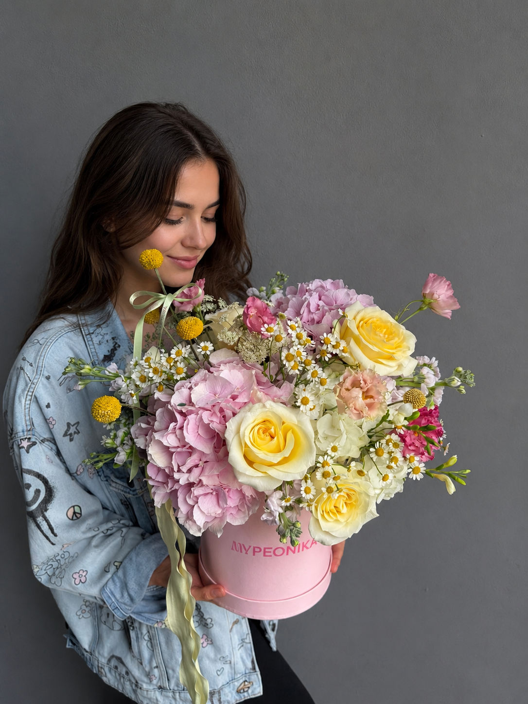 Flower Box “Sunny Side” — garden roses, hydrangea, daisies
