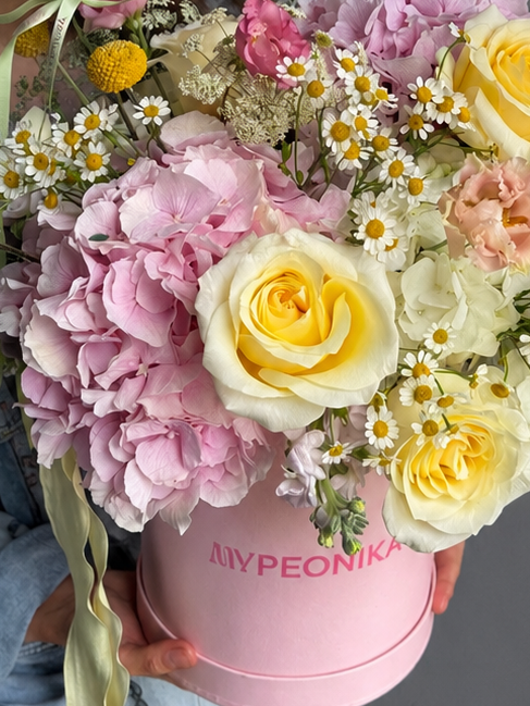 Flower Box “Sunny Side” — garden roses, hydrangea, daisies