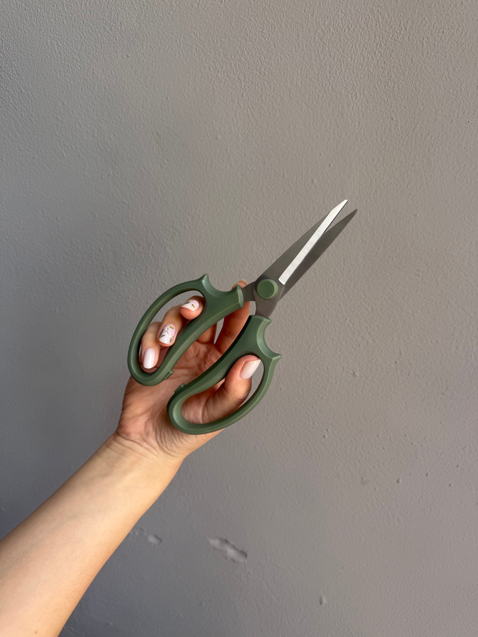 Floral Scissors — pink / green