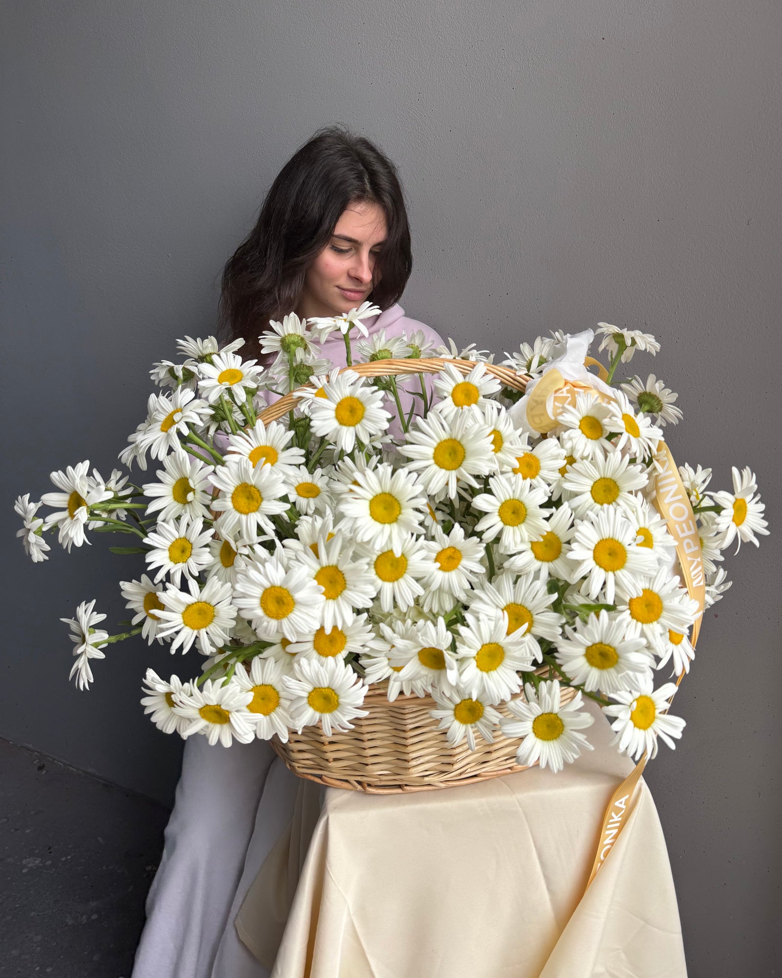 Grande Flower Basket with Daisies