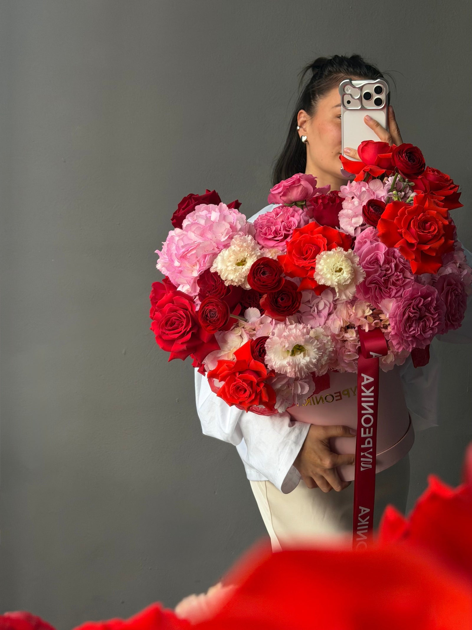 Flower Box “Kiss Kiss” — ranunculus, rose, hydrangea