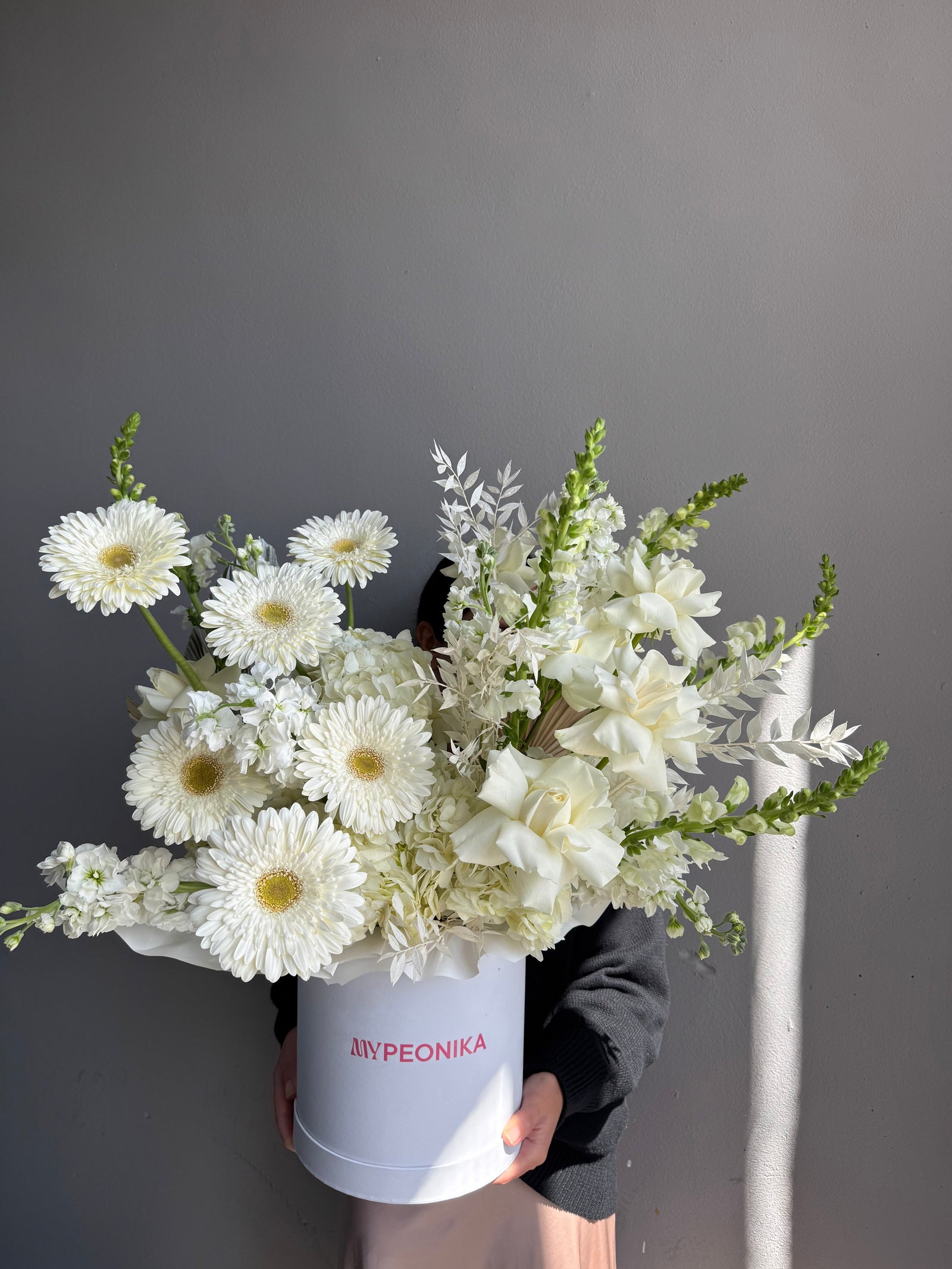 Flower box "Dreamy mix" - roses, delphiniums