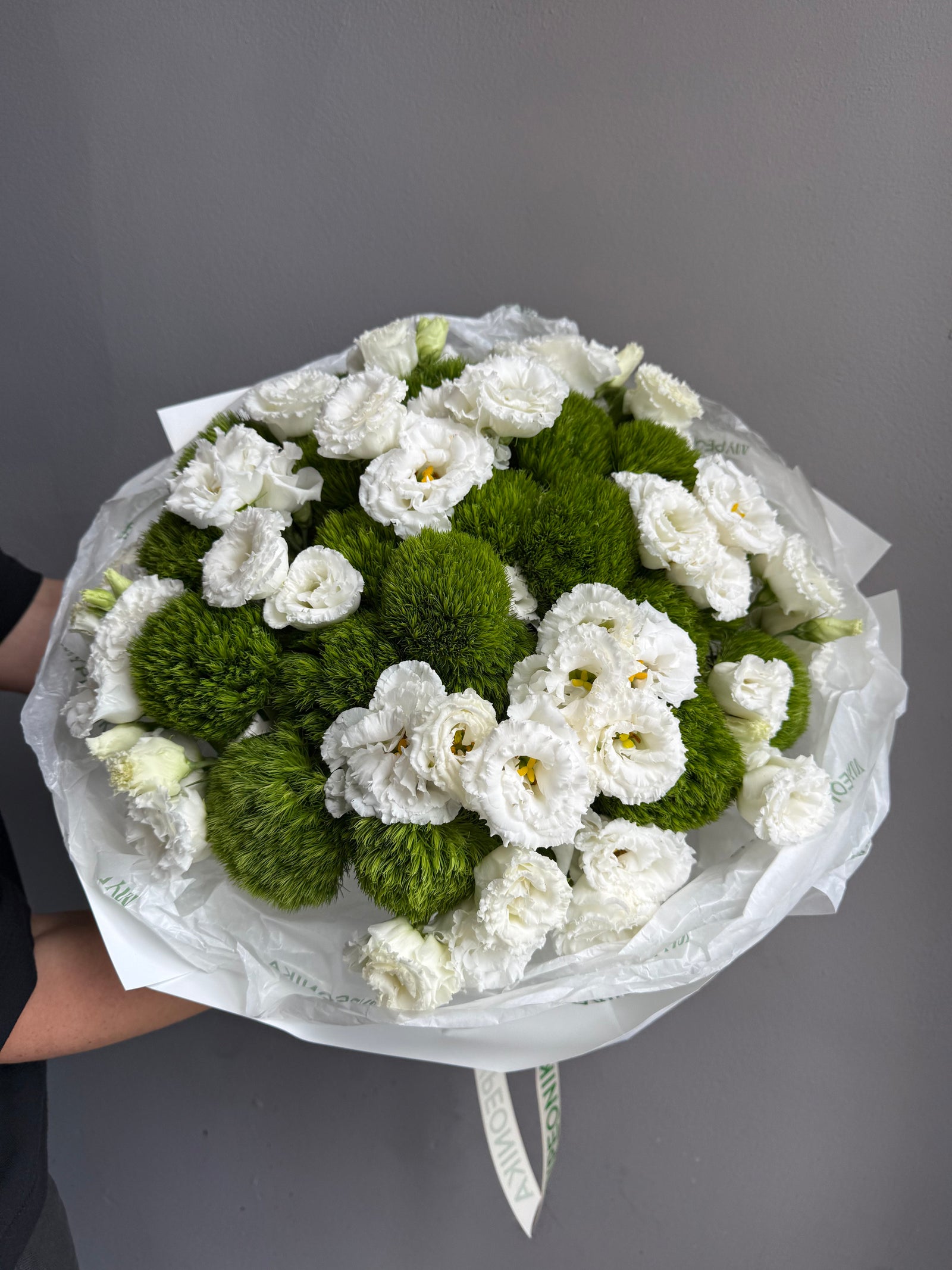 Bouquet “The Icon” — Lisianthus, Green Trick dianthus