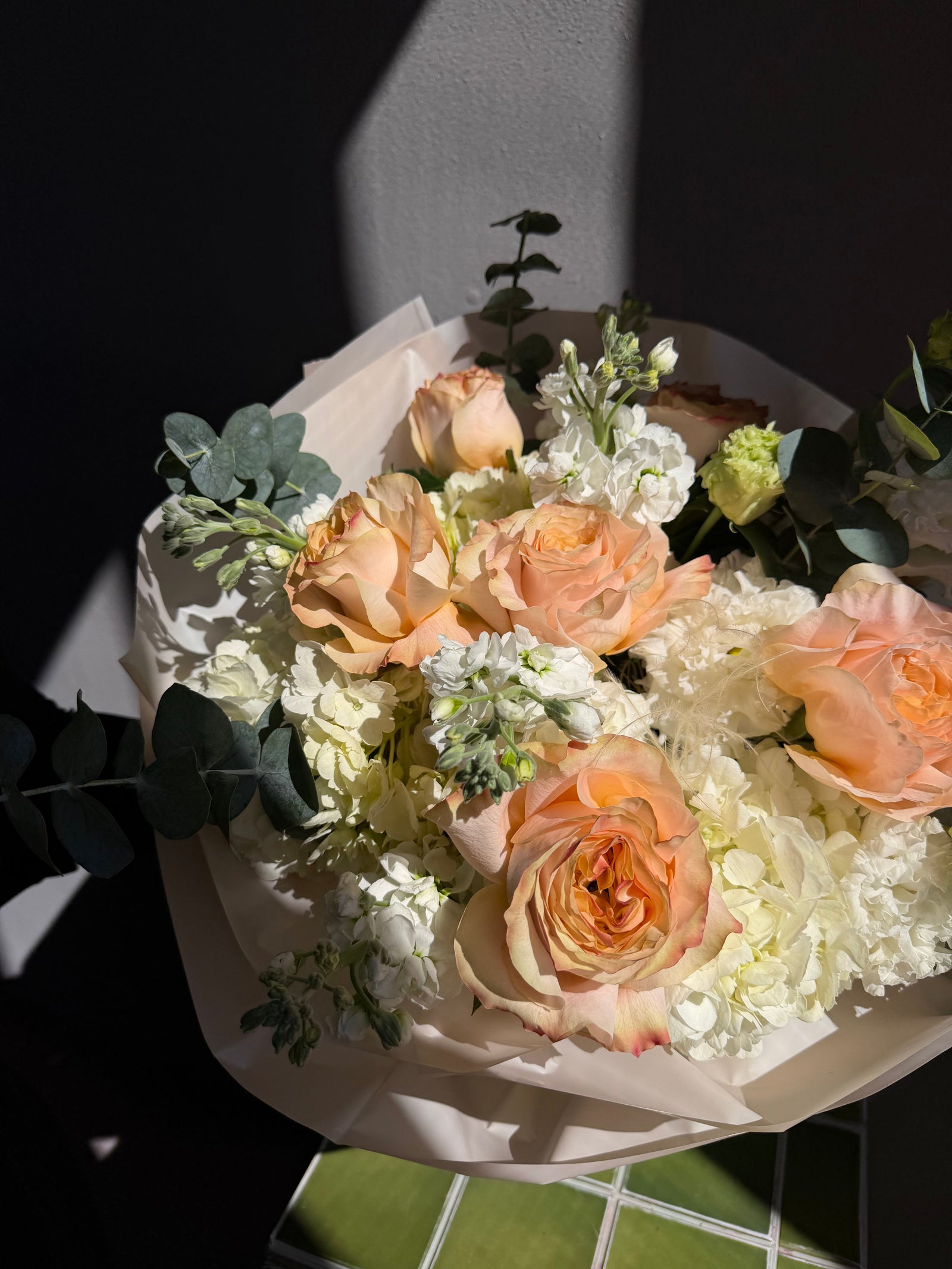 Bouquet “Cute &amp; Cozy” — roses, hydrangea, eucalyptus (medium size)