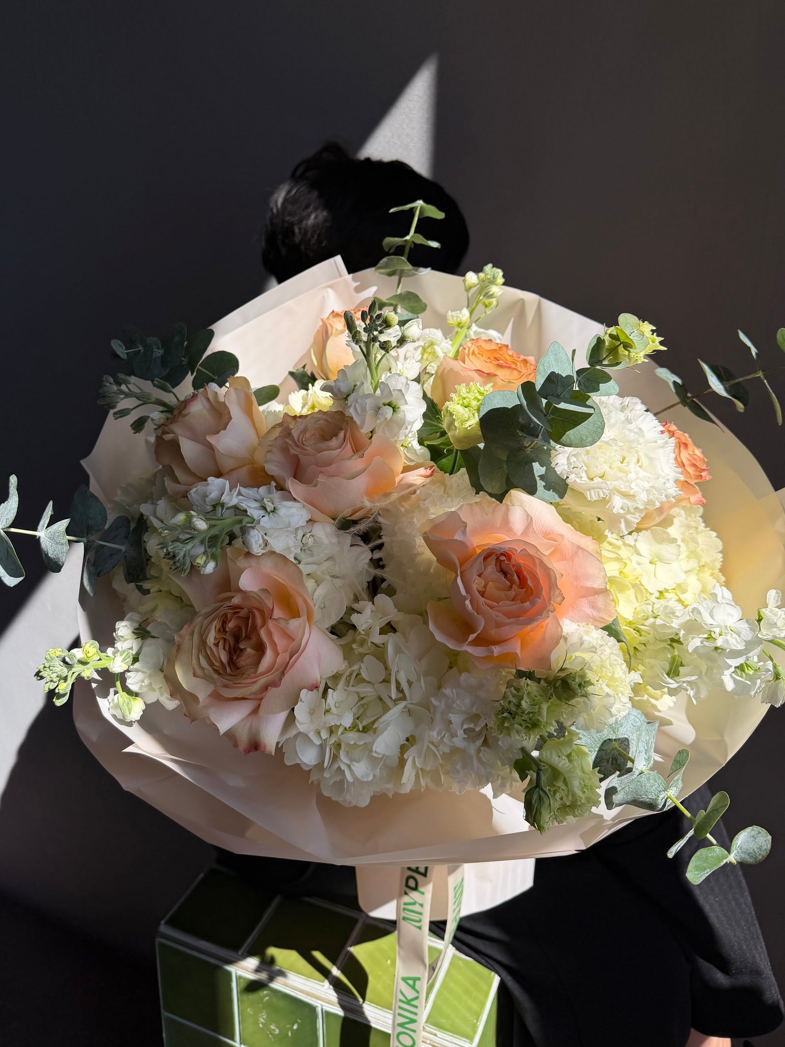 Bouquet “Cute &amp; Cozy” — roses, hydrangea, eucalyptus (medium size)