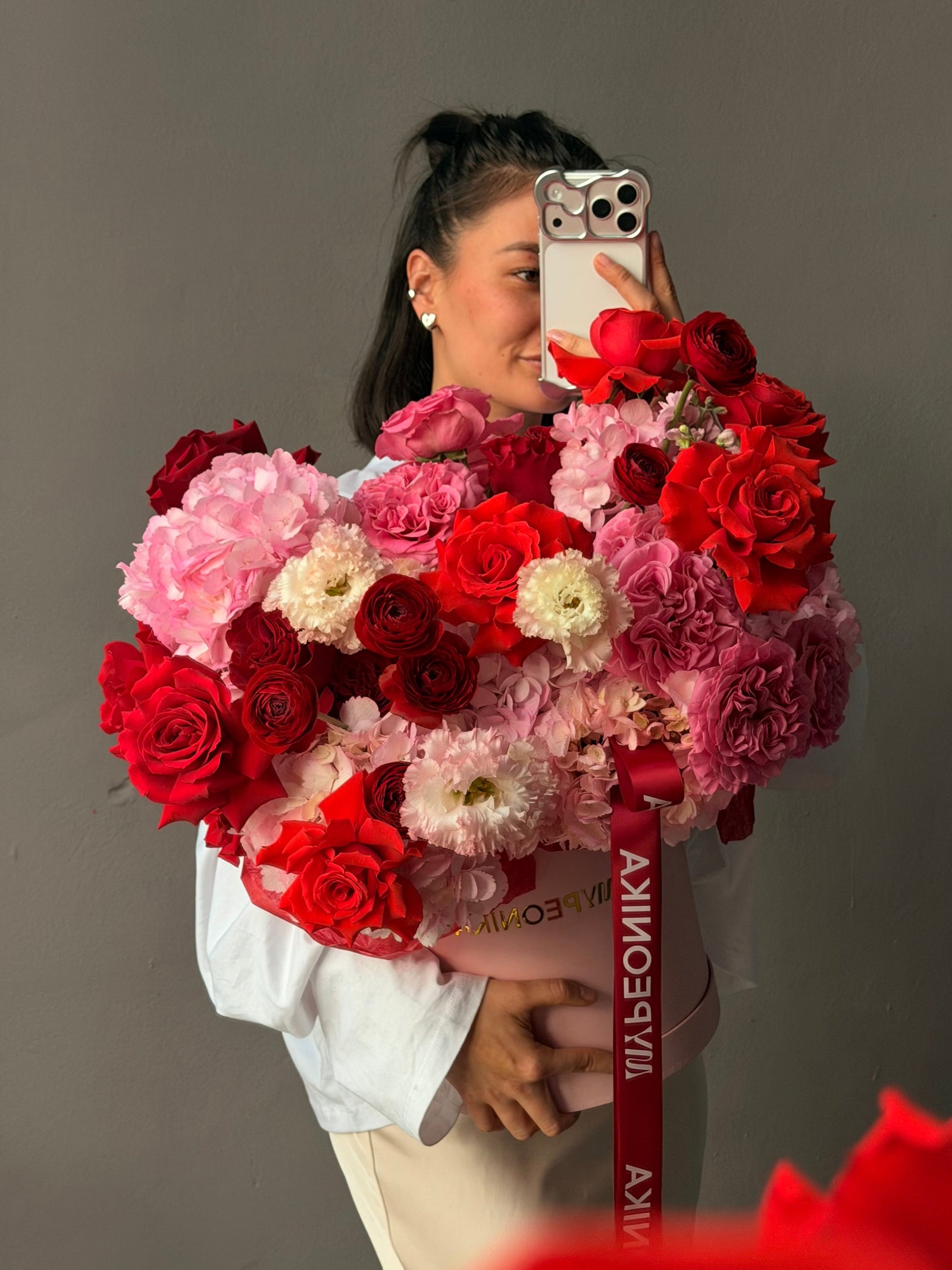 Flower Box “Kiss Kiss” — ranunculus, rose, hydrangea