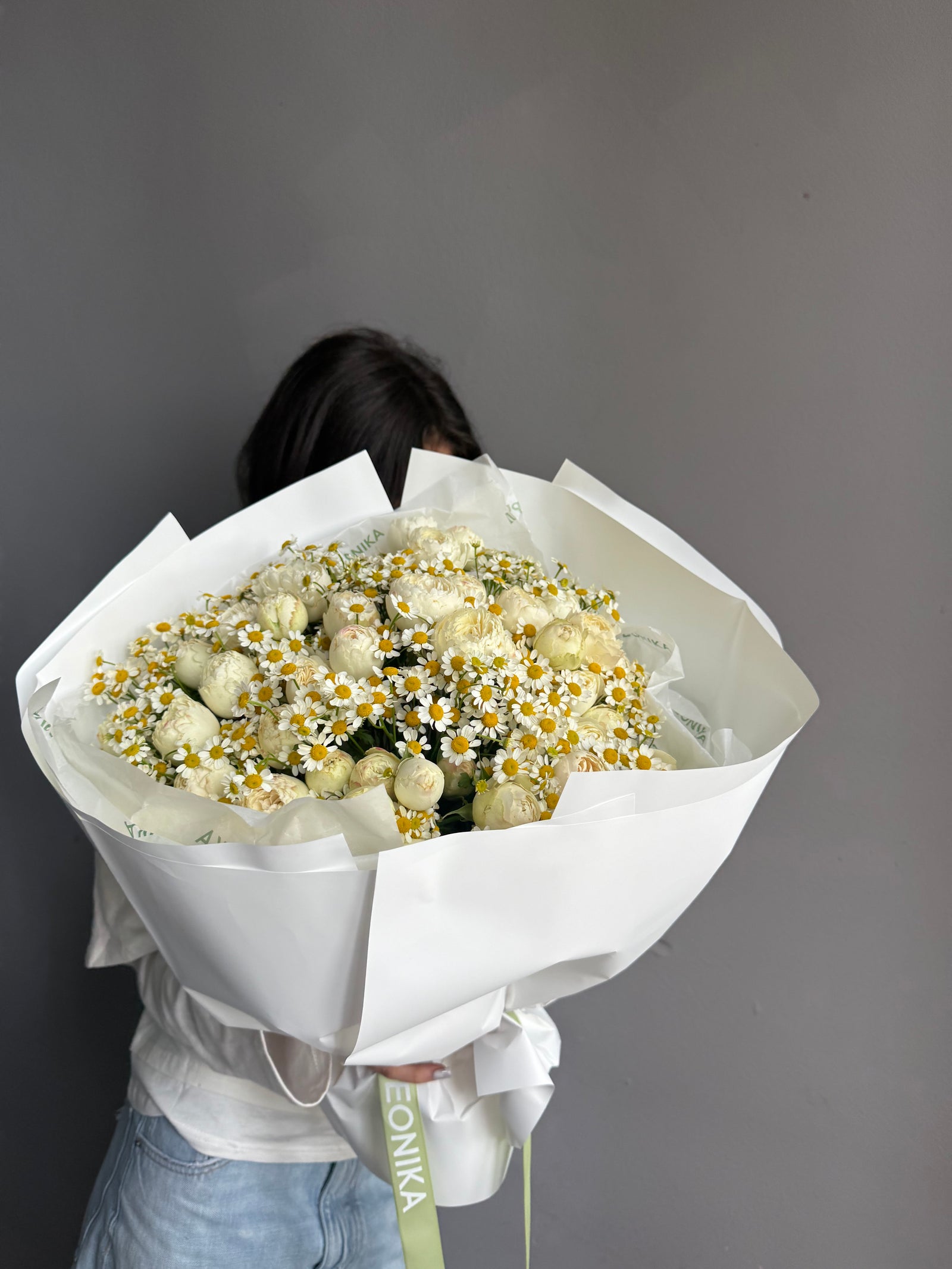 Bouquet “The Happy Bunch” — garden spray roses, chamomile