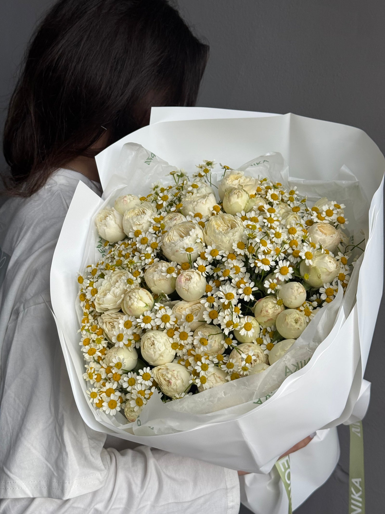 Bouquet “The Happy Bunch” — garden spray roses, chamomile