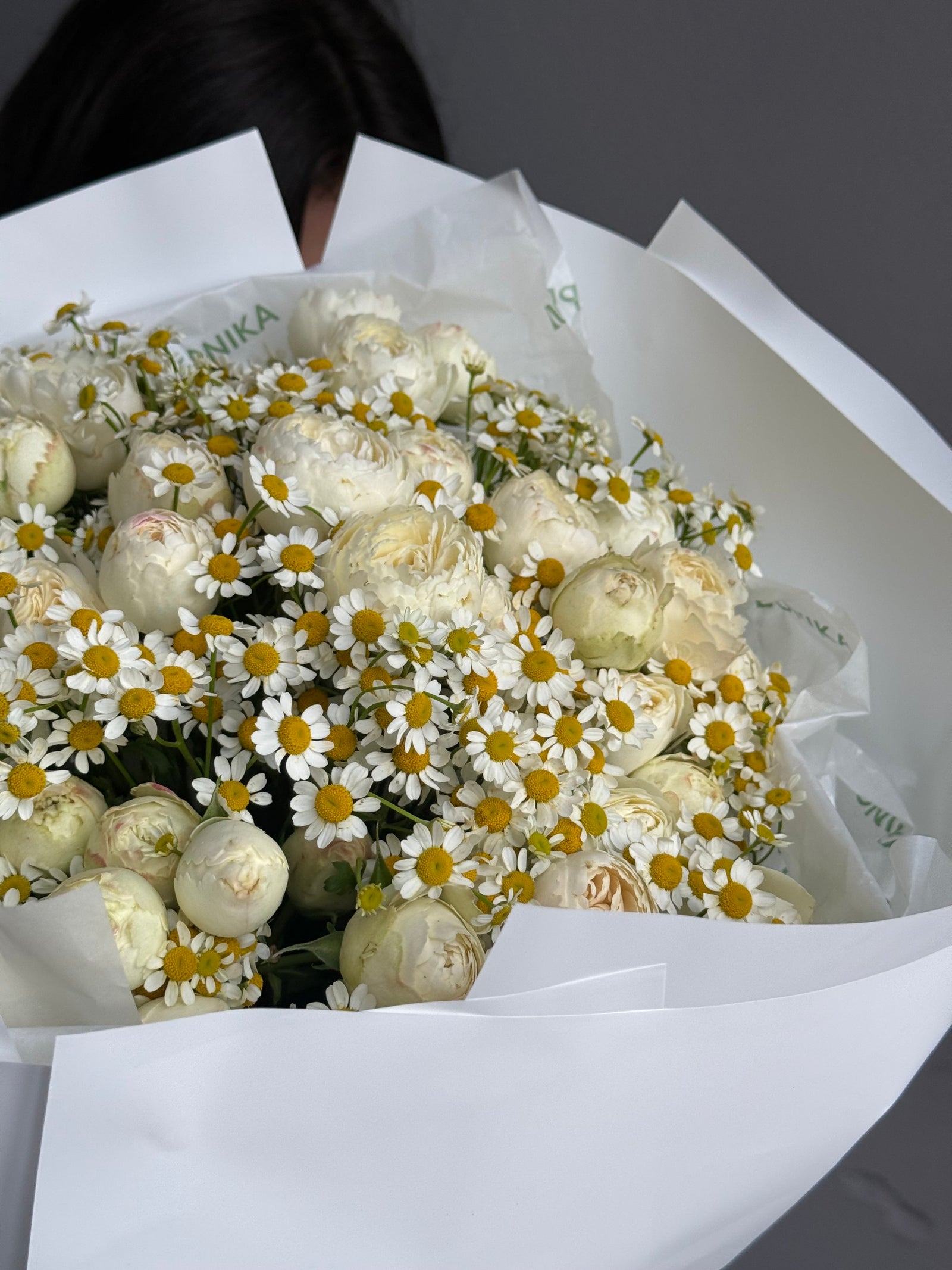 Bouquet “The Happy Bunch” — garden spray roses, chamomile