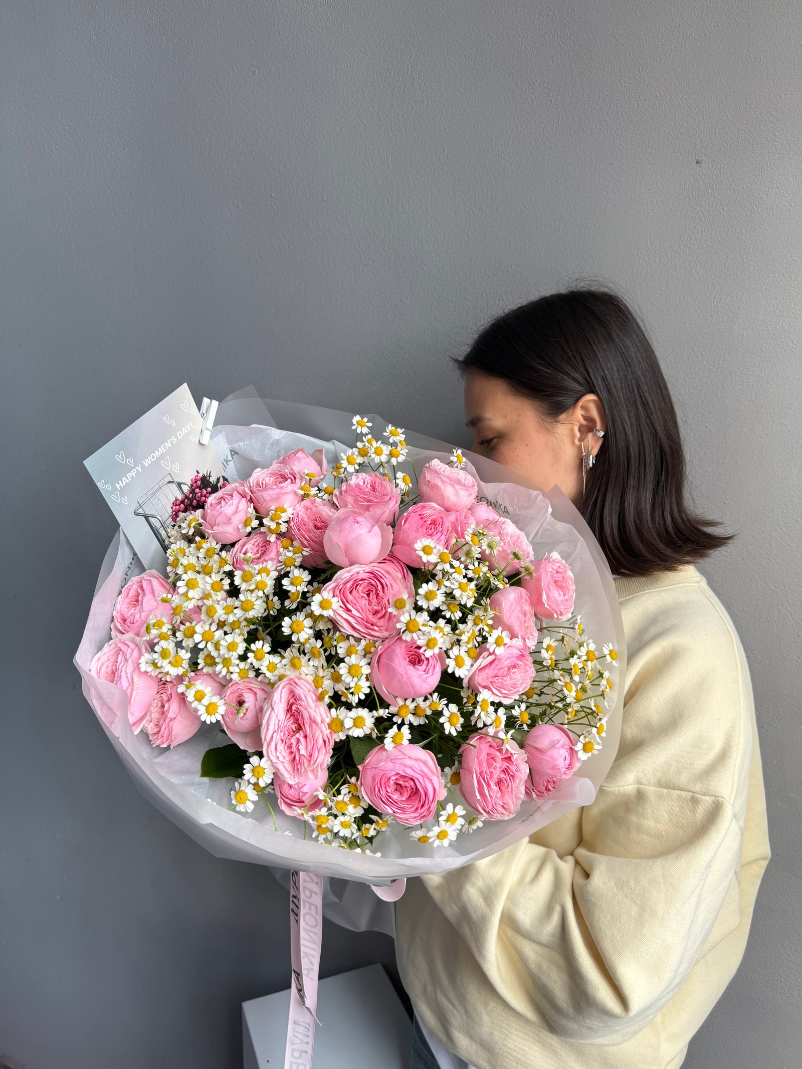Bouquet “Daisy Baby” — roses, chamomile