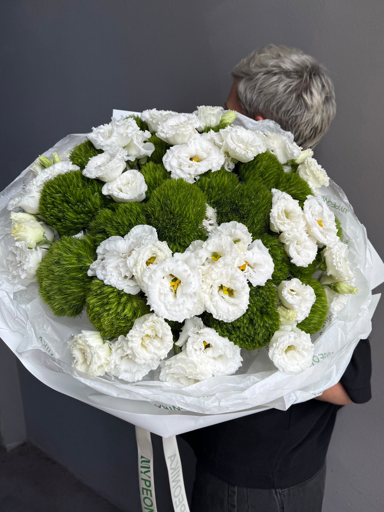 Bouquet “The Icon” — Lisianthus, Green Trick dianthus