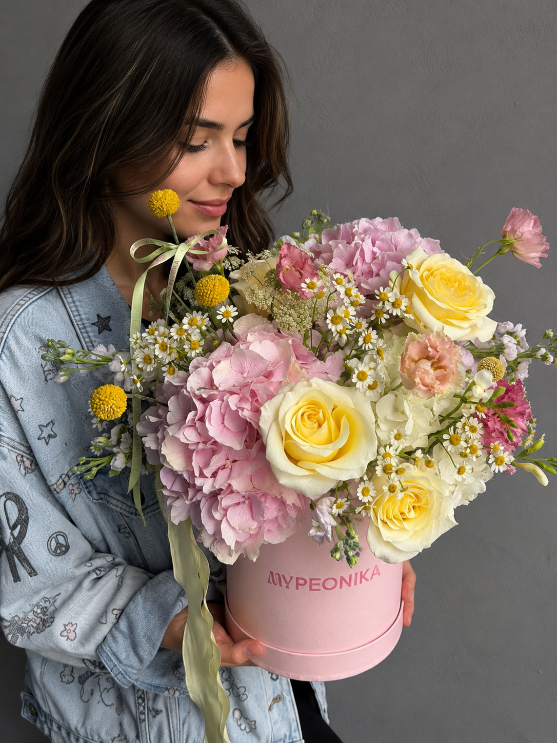 Flower Box “Sunny Side” — garden roses, hydrangea, daisies