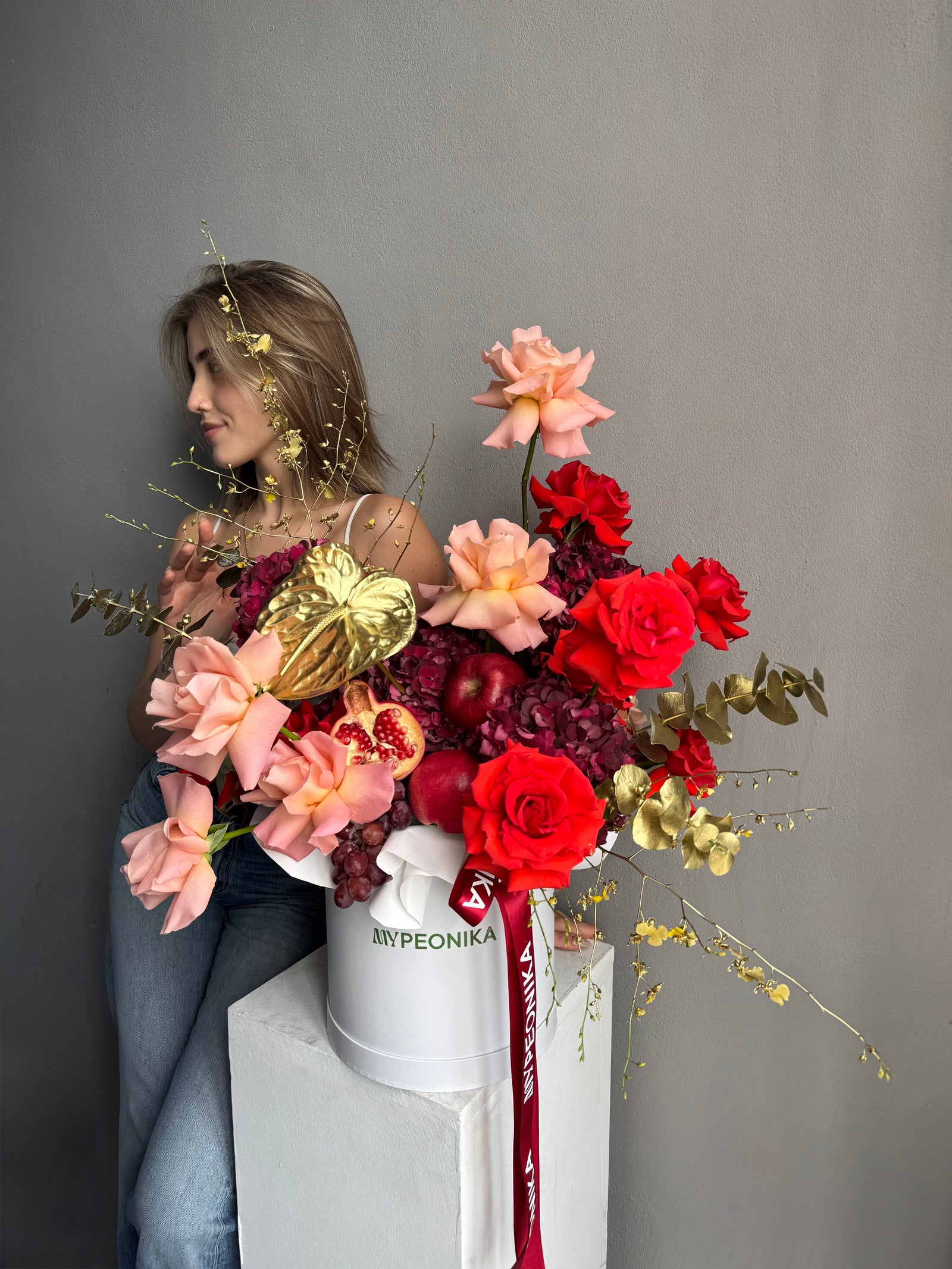 Flower Box "The Golden Blessing" - roses, hydrangeas, pomegranate