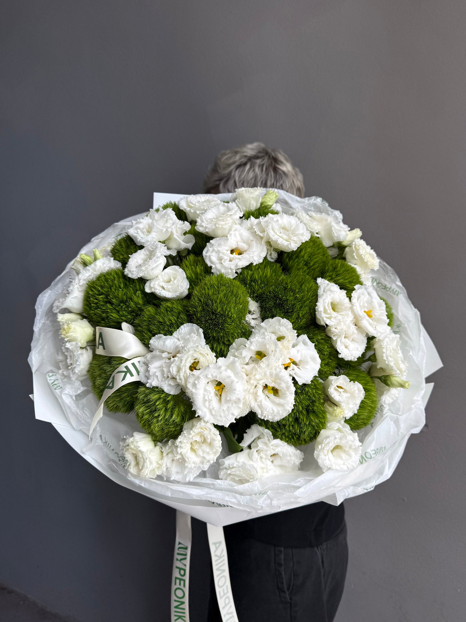 Bouquet “The Icon” — Lisianthus, Green Trick dianthus
