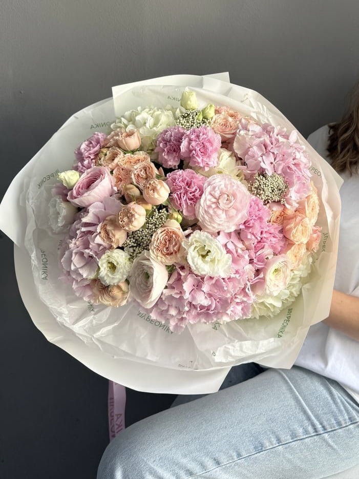 Bouquet “Pink Champagne” — ranunculus, hydrangea, garden roses, lisianthus