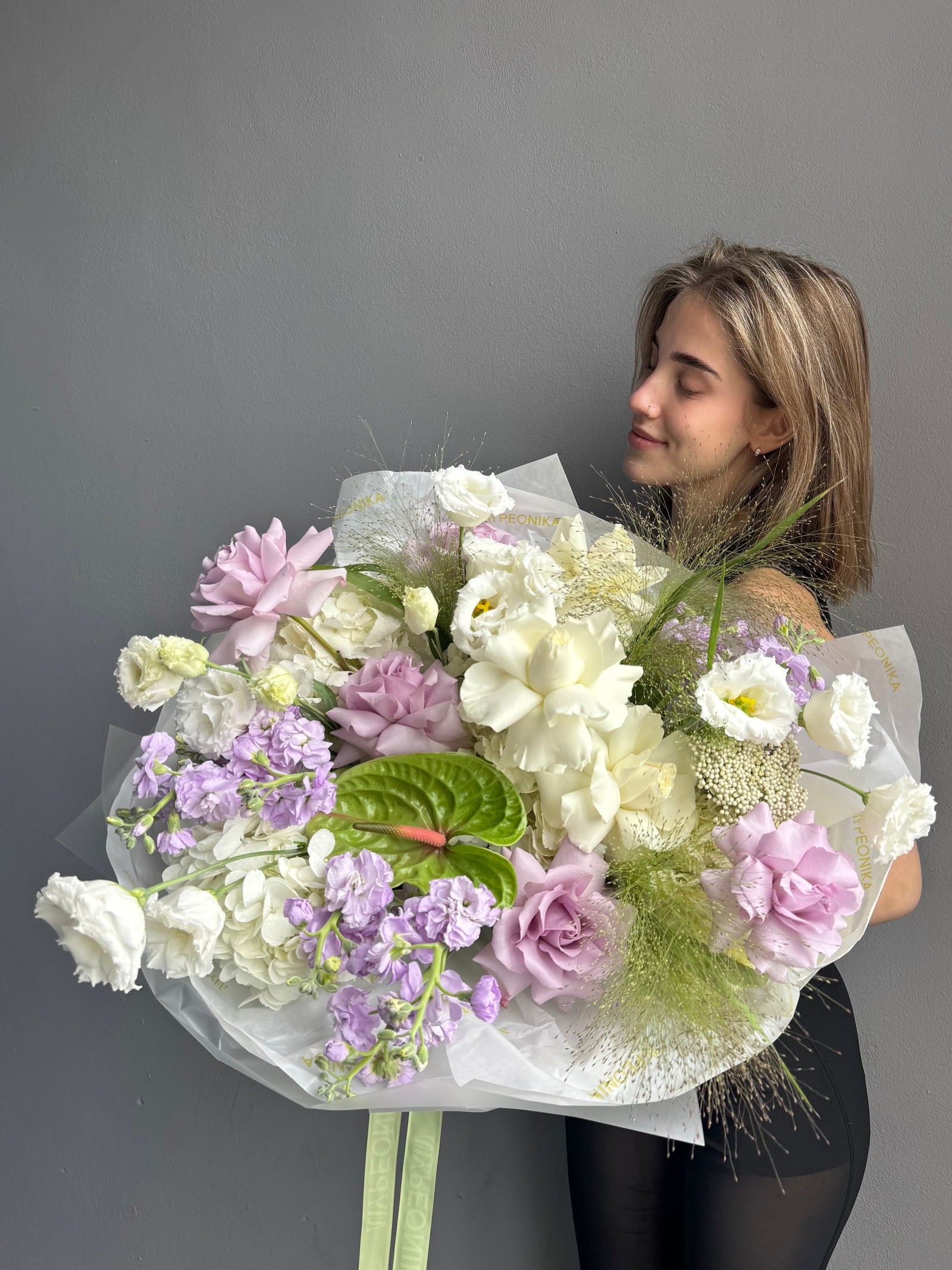 Bouquet “Velvet Bloom” — roses, delphinium, lisianthus