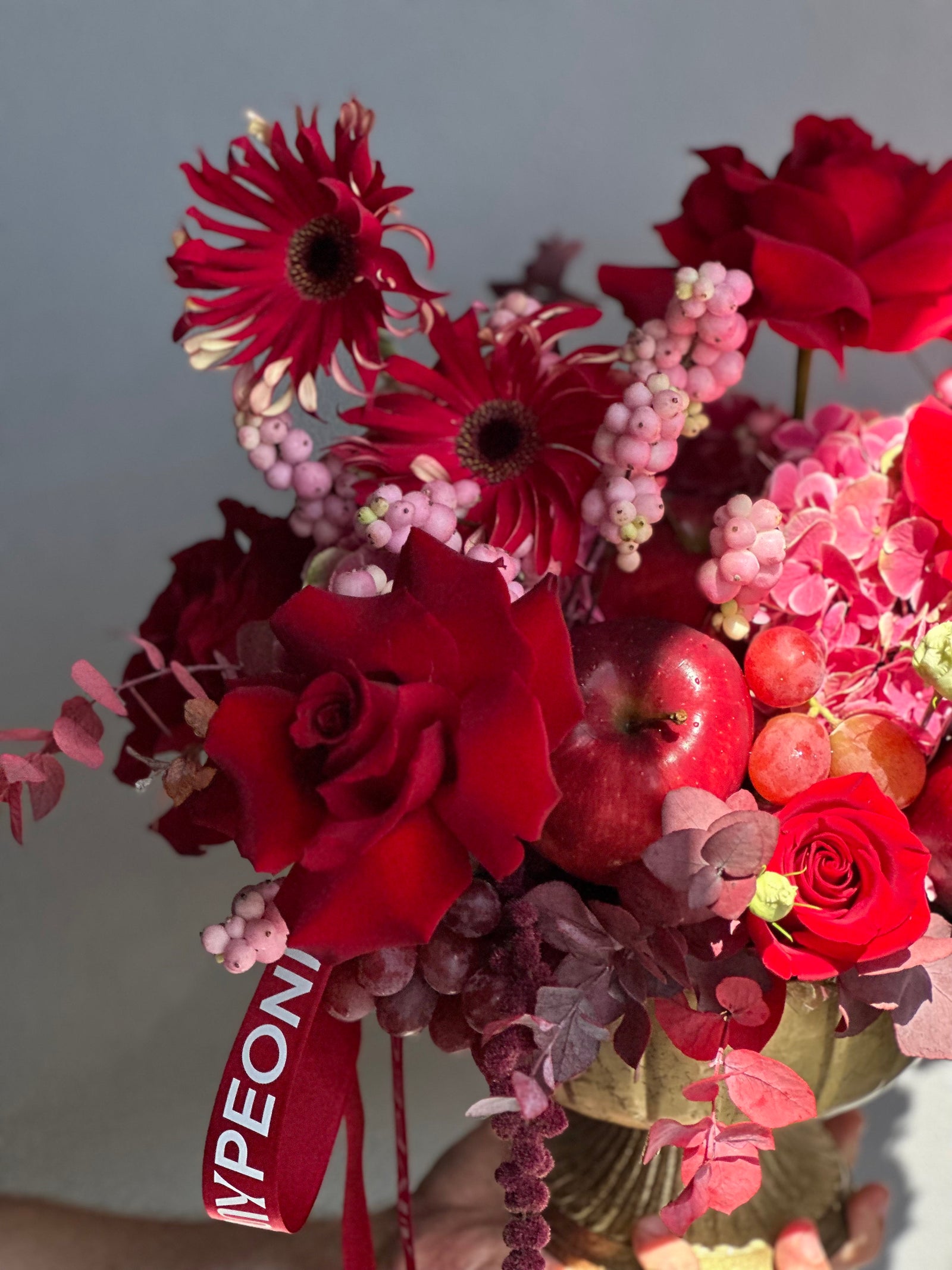 Flower arrangement “Red Apple” in the golden vase
