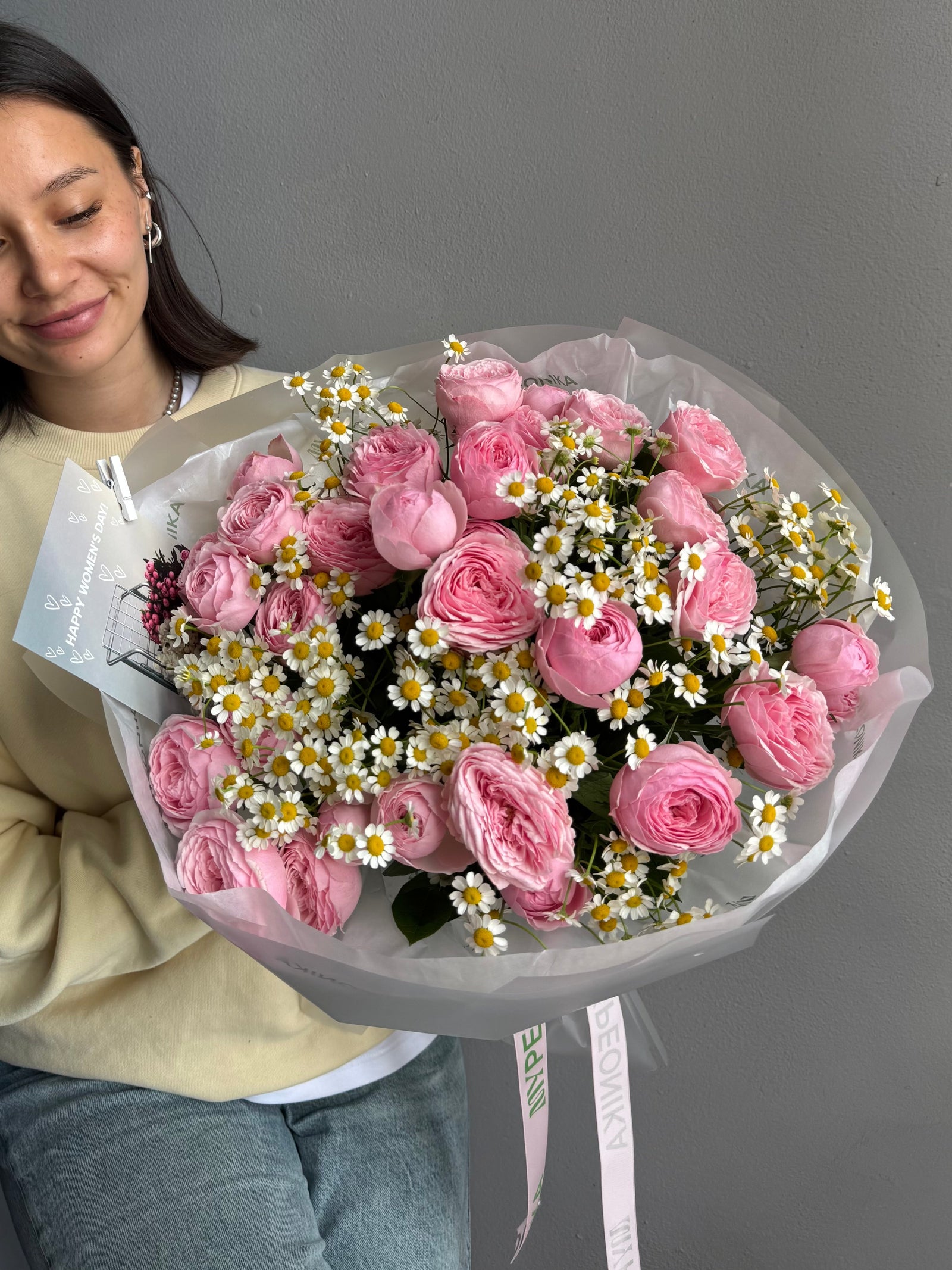 Bouquet “Daisy Baby” — roses, chamomile